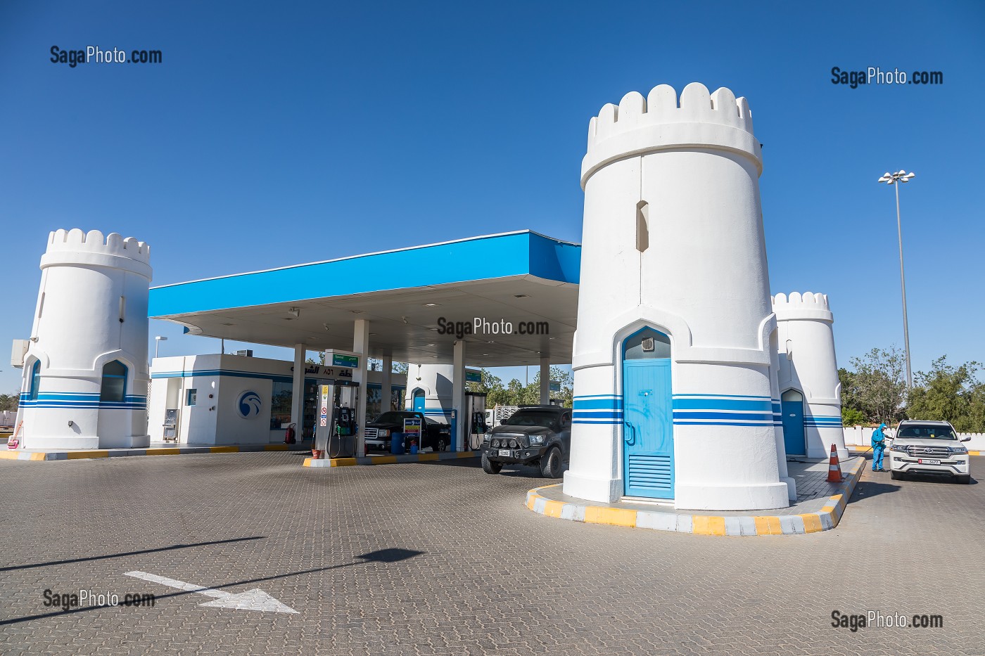 STATION SERVICE DE LA COMPAGNIE PETROLIERE ADNOC (ABU DHABI NATIONAL OIL COMPANY) REPRENANT L'ARCHITECTURE DES FORTS ARABES TRADITIONNELS SUR LA ROUTE ENTRE DUBAI ET AL AIN, ESSENCE, EMIRAT D'ABOU DABI, EMIRAT D'ABU DHABI, GOLFE PERSIQUE, EAU, EMIRATS ARABES UNIS 