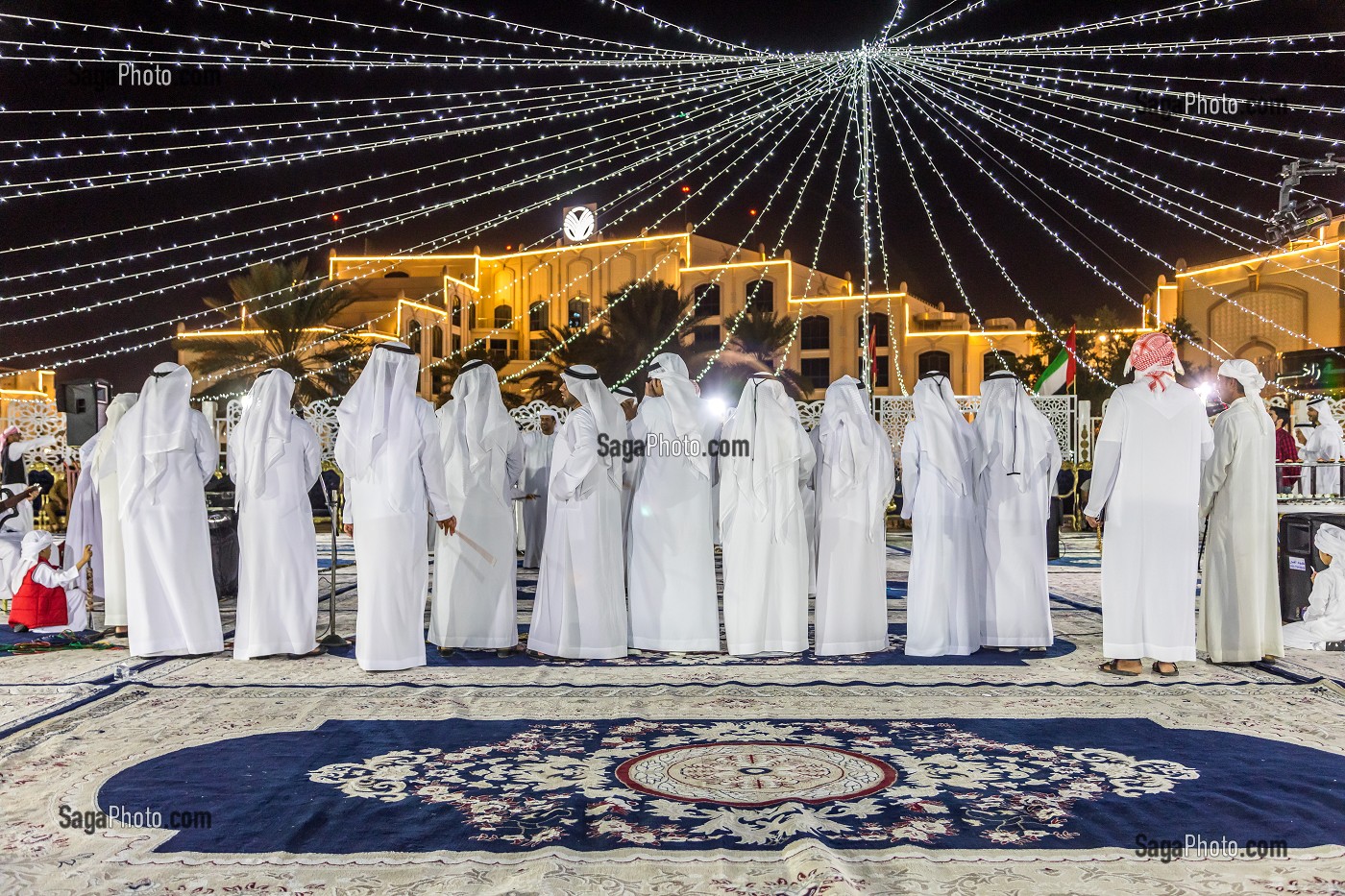 FETE TRADITIONNELLE ENTRE HOMMES LORS D'UN MARIAGE DANS UN HOTEL D'AL AIN, AL AIN, EMIRAT D'ABOU DABI, EMIRAT D'ABU DHABI, GOLFE PERSIQUE, EAU, EMIRATS ARABES UNIS 