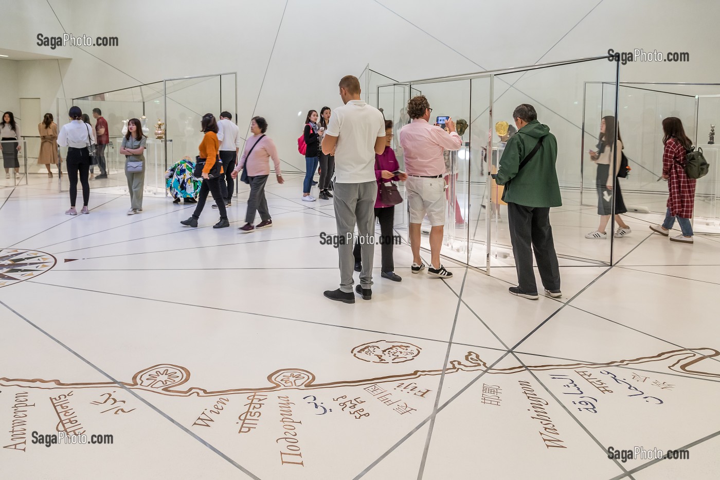 TOURISTES VENUS DU MONDE ENTIER A L'ENTREE DU MUSEE DU LOUVRE ABU DHABI, PLAN DE DUBAI REPRODUIT SUR LE SOL, TOURISME CULTUREL, ARTS, ABU DHABI, ABOU DABI, GOLFE PERSIQUE, EAU, EMIRATS ARABES UNIS 