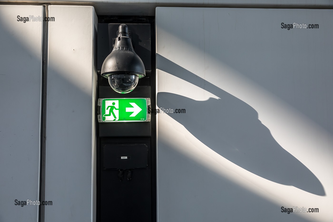 CAMERA DE SURVEILLANCE ET PANNEAU INDIQUANT UNE ISSUE DE SECOURS AU MUSEE DU LOUVRE ABU DHABI, SECURITE, BIG BROTHER, SURETE, VIDEOSURVEILLANDE, ABU DHABI, ABOU DABI, GOLFE PERSIQUE, EAU, EMIRATS ARABES UNIS 