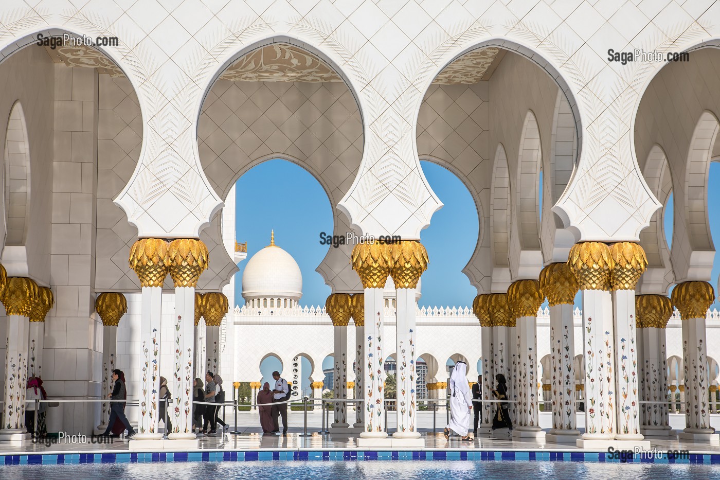 TOURISTES INTERNATIONAUX ET VISITEUR EMIRATI EN TENUE TRADITIONNELLE DANS LES ALLEES DE LA MOSQUEE SHEIKH ZAYED D'ABU DHABI, RELIGION, TRADITION, ISLAM, MUSULMANS, TOURISME CULTUREL, ABU DHABI, ABOU DABI, GOLFE PERSIQUE, EAU, EMIRATS ARABES UNIS 
