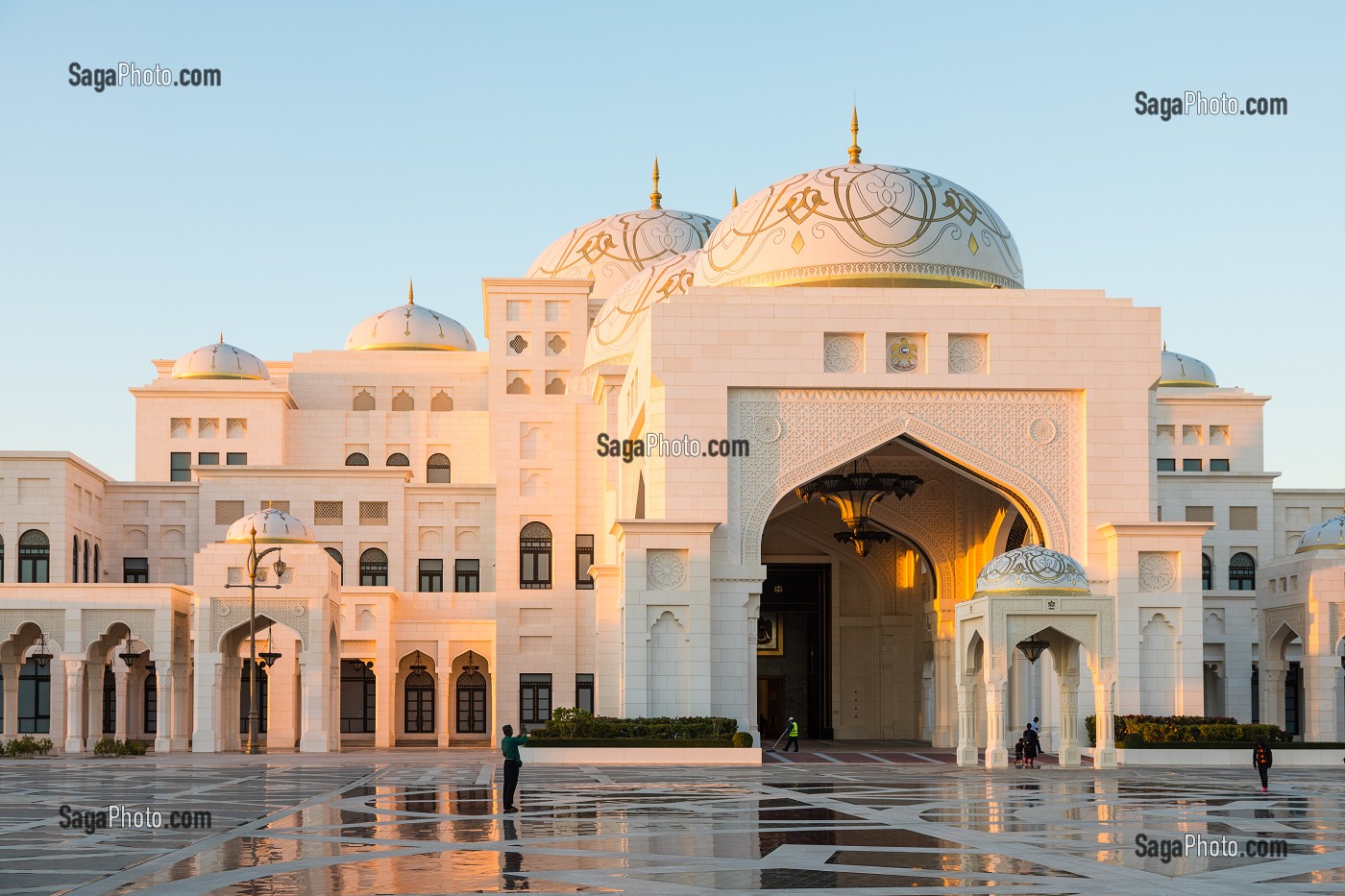 SOLEIL COUCHANT SUR LA FACADE DU PALAIS PRESIDENTIEL DES EMIRATS ARABES UNIS, QSAR AL WATAN, ABU DHABI, ABOU DABI, GOLFE PERSIQUE, EAU, EMIRATS ARABES UNIS 