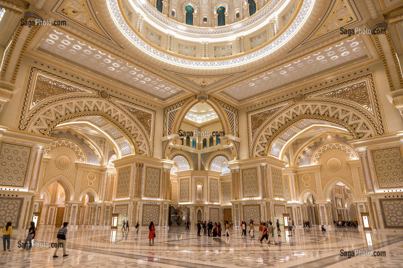 TOURISTES VISITANT L'INTERIEUR DU PALAIS PRESIDENTIEL DES EMIRATS ARABES UNIS, QSAR AL WATAN, TOURISME CULTUREL, ABU DHABI, ABOU DABI, GOLFE PERSIQUE, EAU, EMIRATS ARABES UNIS 