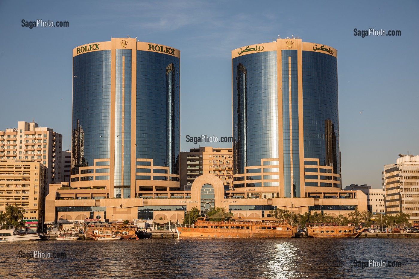 DEIRA TWINS TOWERS, TOURS JUMELLES DANS LE QUARTIER DE DEIRA SURMONTEES DE PUBLICITES POUR LA MARQUE DE MONTRES SUISSE ROLEX, DUBAI, GOLFE PERSIQUE, EAU, EMIRATS ARABES UNIS 