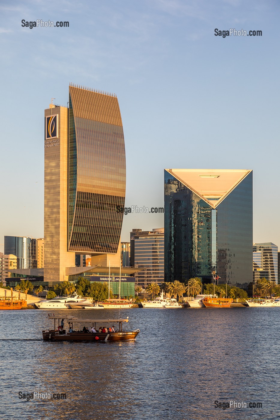 SIEGE DE LA BANQUE EMIRATES NBD (A GAUCHE) ET SIEGE DE LA CHAMBRE DE COMMERCE ET D'INDUSTRIE DE DUBAI, ANCIENNE NATIONAL BANK OF DUBAI, DUBAI, GOLFE PERSIQUE, EAU, EMIRATS ARABES UNIS 
