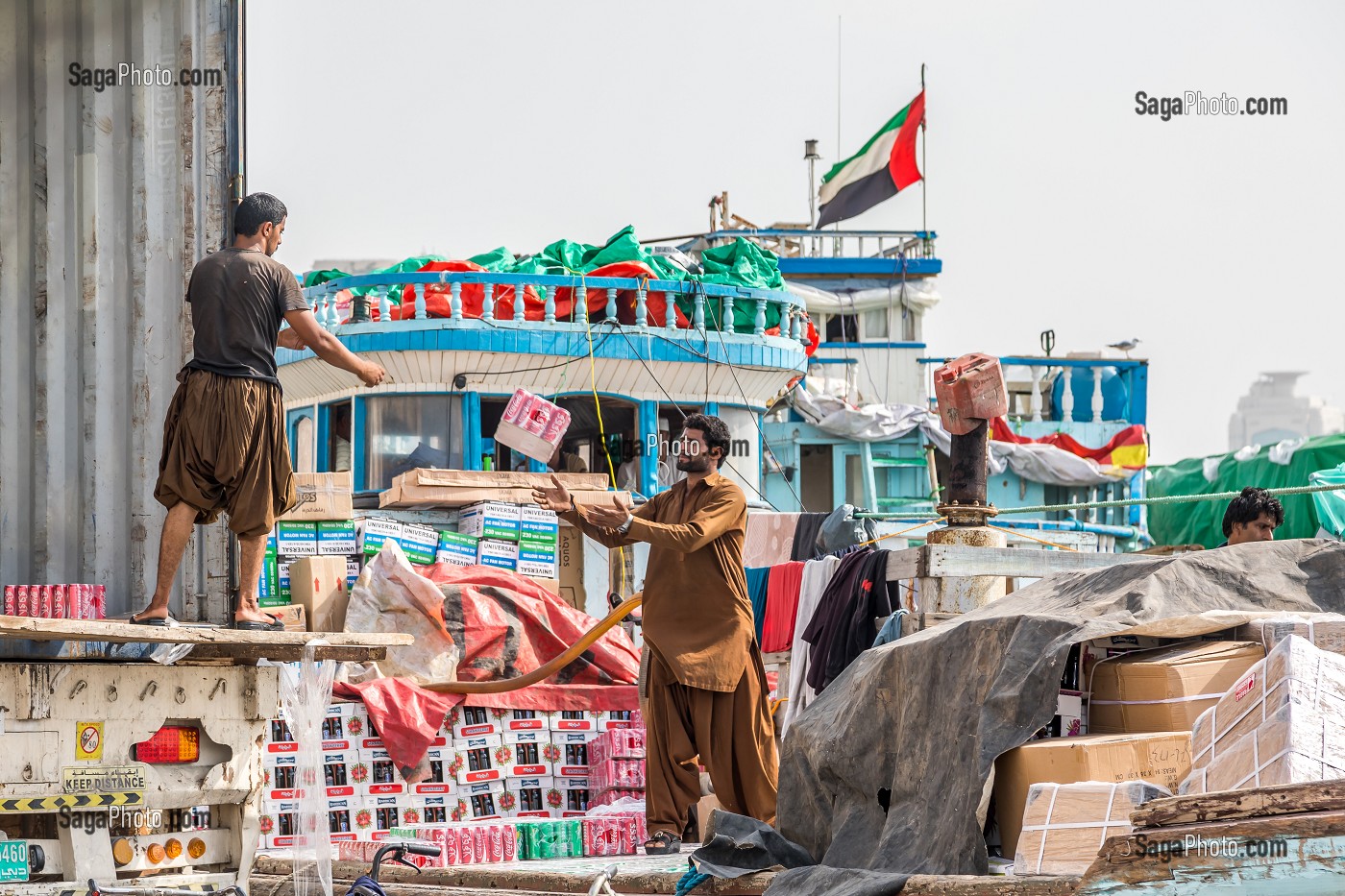 CHARGEMENT D'UN BOUTRE IRANIEN AVEC DES CANETTES DE COCA-COLA DANS LE PORT DE LA CRIQUE DE DUBAI, NAVIRE, COMMERCE INTERNATIONAL, TRANSPORT MARITIME, DUBAI, GOLFE PERSIQUE, EAU, EMIRATS ARABES UNIS 