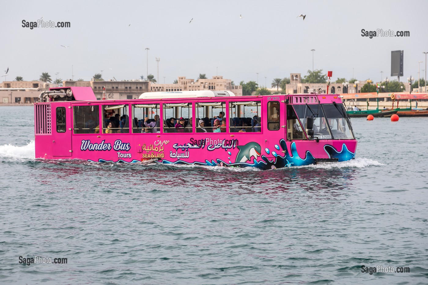 BUS TOURISTIQUE AMPHIBIE EN TRAIN DE NAVIGUER DANS LA CRIQUE DE DUBAI AVEC DES TOURISTES A SON BORD, SUR-TOURISME, ATTRACTION TOURISTIQUE, TOURISME, DUBAI, GOLFE PERSIQUE, EAU, EMIRATS ARABES UNIS 