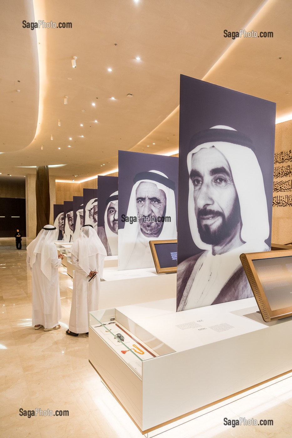 HOMMES DUBAIOTES EN TENUE TRADITIONNELLE EN TRAIN DE VISITER L'ETIHAD MUSEUM, MUSEE DEDIEE A L'HISTOIRE DES EMIRATS ARABES UNIS, DUBAI, GOLFE PERSIQUE, EAU, EMIRATS ARABES UNIS 