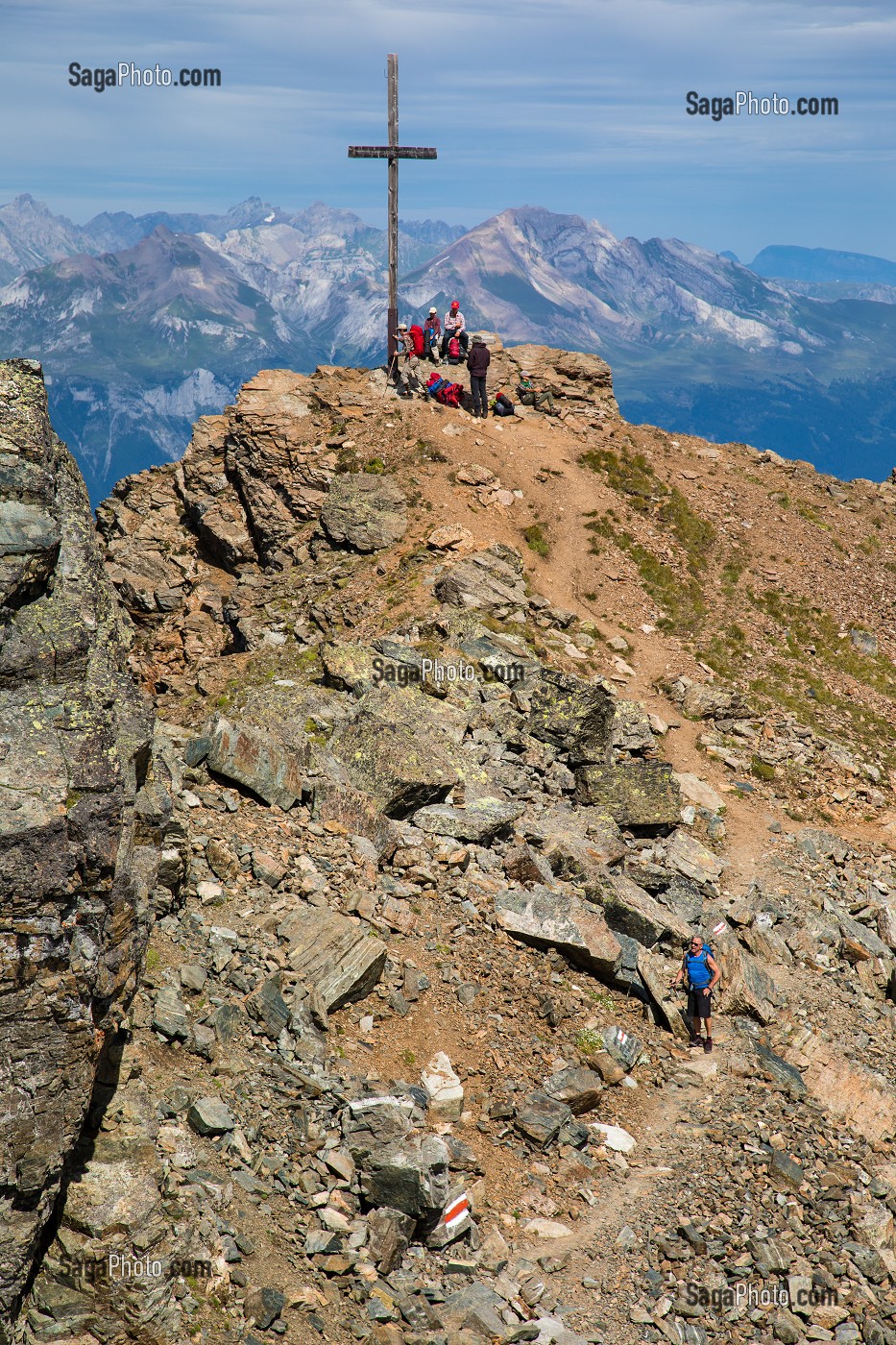 RANDONNEURS SE REPOSANT AU PIED DU SOMMET DU PARPANER ROTHORN, STATION ALPINE DE LENZERHEIDE, ALPES SUISSE, LENZERHEIDE, CANTON DES GRISONS, SUISSE 