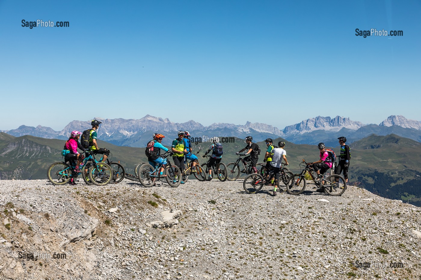 AMATEURS DE VTT PARTANT EN RANDONNEE SUR LES HAUTEURS DU WEISSHORN DANS LES ALPES SUISSE, TOURISME DE GROUPE, STATION D'AROSA, AROSA, CANTON DES GRISONS, SUISSE 