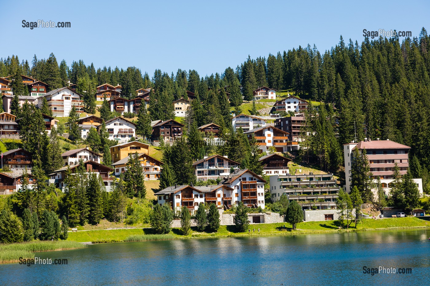 CHALETS BORDANT LE LAC D'AROSA, AROSA STAUSEE, URBANISME, STATION DE MONTAGNE, STATION D'AROSA, AROSA, CANTON DES GRISONS, SUISSE 