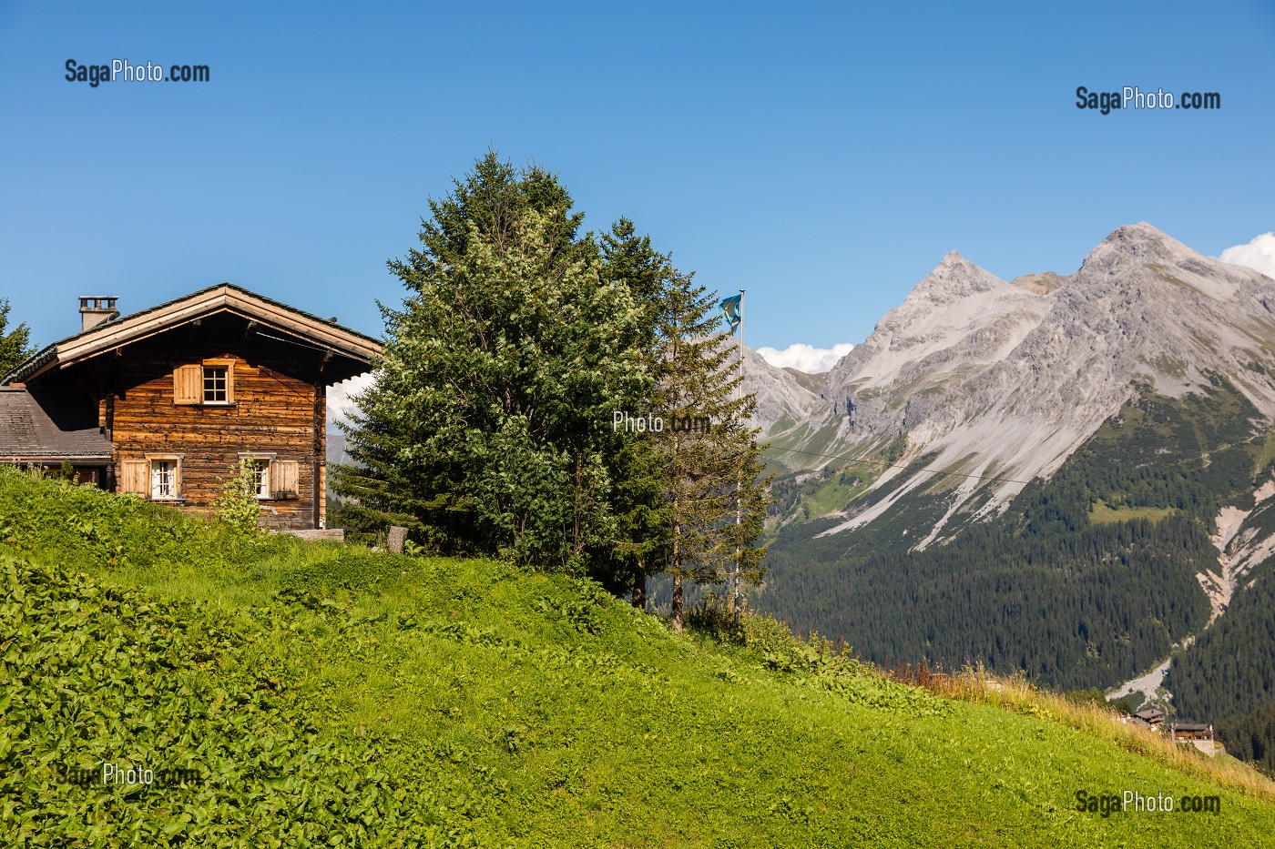 CHALET TRADITIONNEL SUR LES HAUTEURS DE LA STATION ALPINE D'AROSA, CLICHE DE LA SUISSE, ALPES SUISSE, STATION D'AROSA, AROSA, CANTON DES GRISONS, SUISSE 