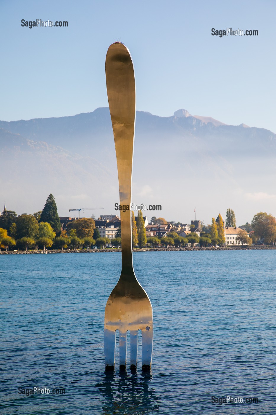 FOURCHETTE DE VEVEY PLANTEE DANS LE LAC LEMAN, SCULPTURE REALISE PAR L'ARTISTE SUISSE JEAN-PIERRE ZAUGG POUR LES 10 ANS DE L'ALIMENTARIUM, THE FORK, MUSEE NESTLE, INSOLITE, LAC LEMAN, VEVEY, CANTON DE VAUD, SUISSE 