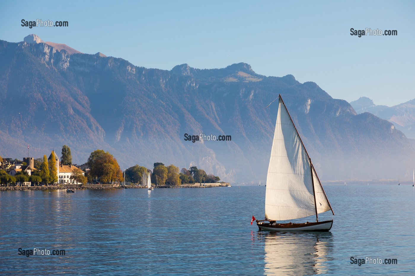 BATEAU VOGUANT SUR LE LAC LEMAN AVEC LE CHATEAU ABRITANT LE MUSEE SUISSE DU JEU ET LES ALPES SUISSES EN FOND, VEVEY, CANTON DE VAUD, SUISSE 