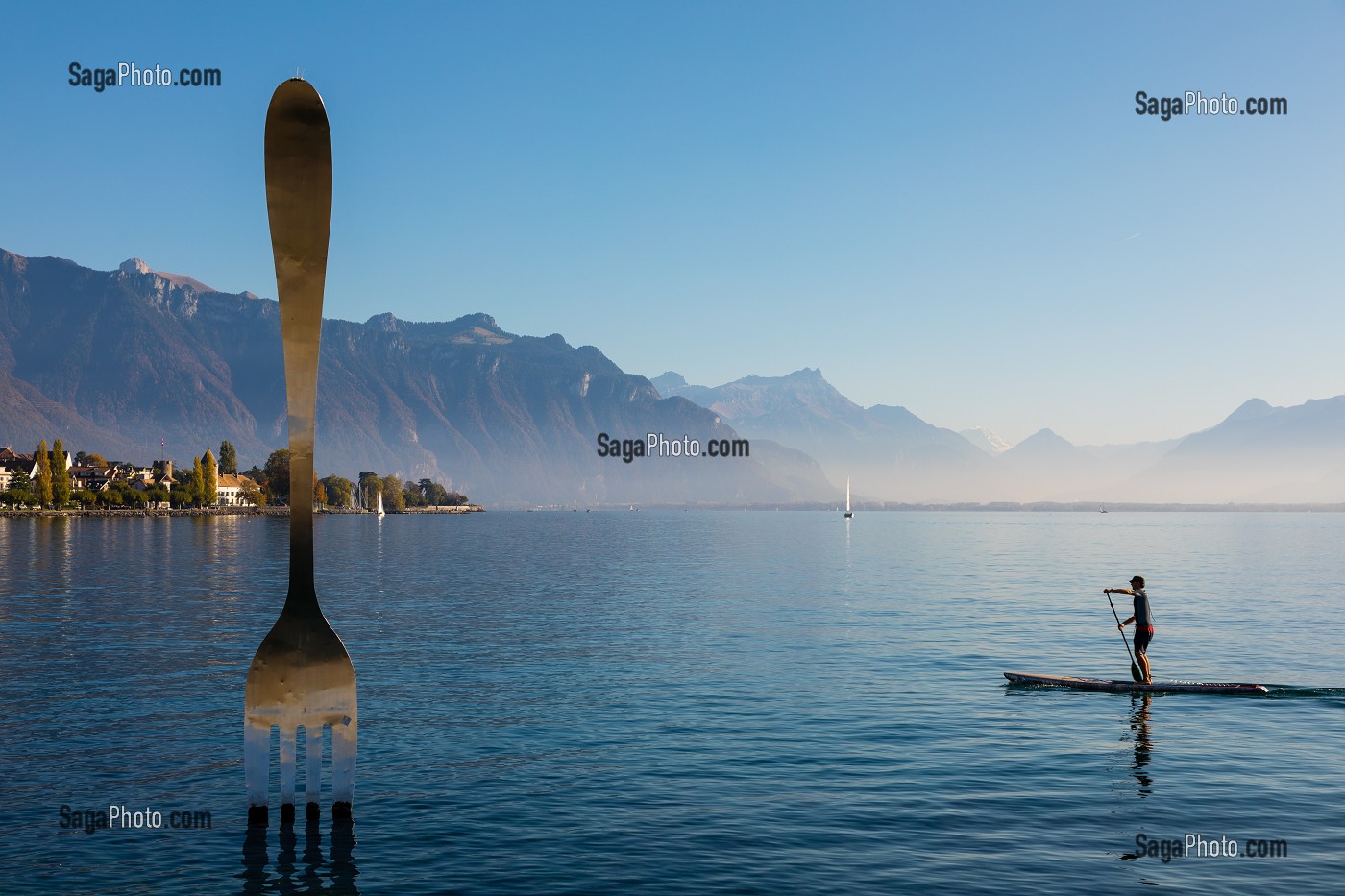 AMATEUR DE PADDLE VOGUANT A PROXIMITE DE LA FOURCHETTE DE VEVEY, SCULPTURE REALISE PAR L'ARTISTE SUISSE JEAN-PIERRE ZAUGG POUR LES 10 ANS DE L'ALIMENTARIUM, THE FORK, MUSEE NESTLE, INSOLITE, LAC LEMAN, ALPES SUISSE, VEVEY, CANTON DE VAUD, SUISSE 