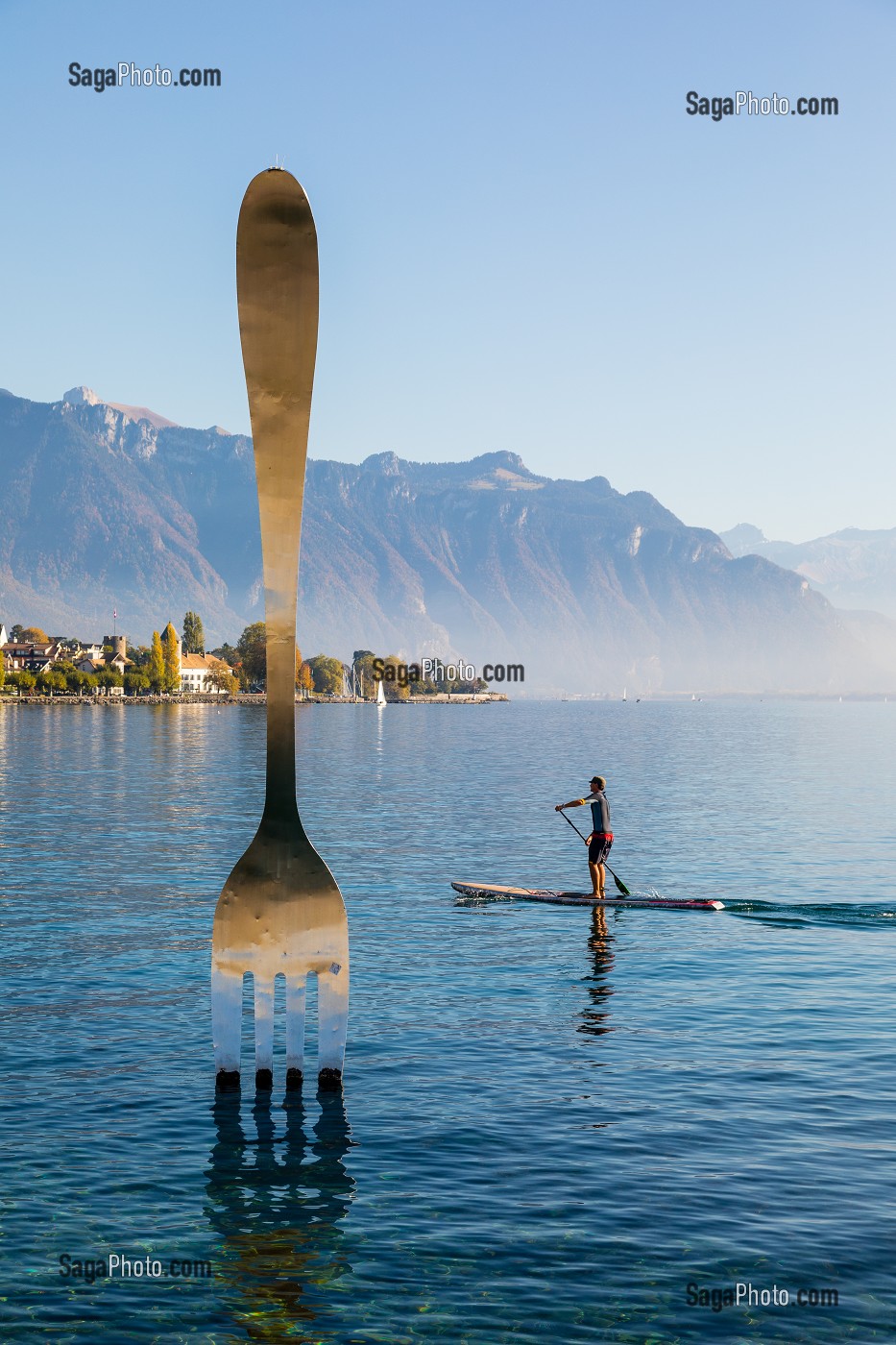 AMATEUR DE PADDLE VOGUANT A PROXIMITE DE LA FOURCHETTE DE VEVEY, SCULPTURE REALISE PAR L'ARTISTE SUISSE JEAN-PIERRE ZAUGG POUR LES 10 ANS DE L'ALIMENTARIUM, THE FORK, MUSEE NESTLE, INSOLITE, LAC LEMAN, ALPES SUISSE, VEVEY, CANTON DE VAUD, SUISSE 