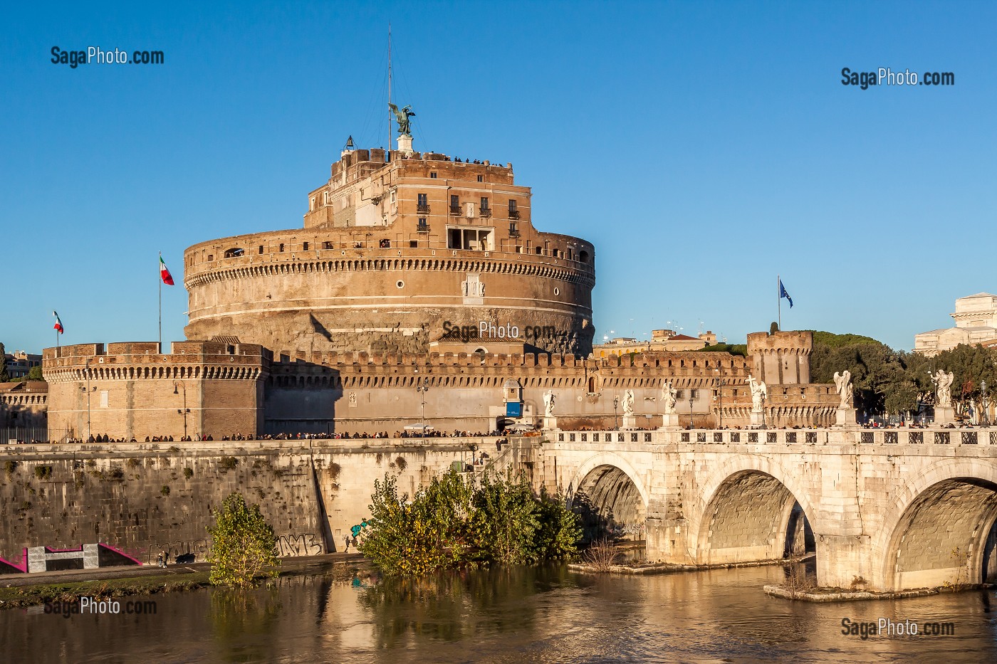 VUE SUR LE CHATEAU SAINT ANGE ET LE PONT SAINT ANGE, CASTEL SANT ANGELO, ARCHITECTURE, ROME, ITALIE 