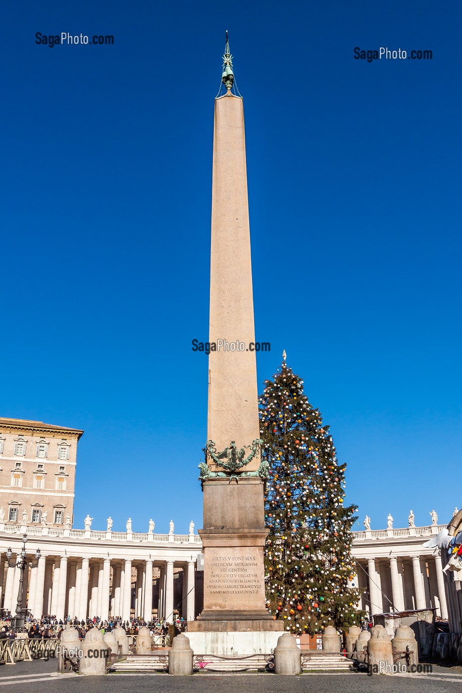 OBELISQUE DE LA PLACE SAINT-PIERRE A ROME AVEC LES APPARTEMENTS DU PAPE EN FOND, VATICAN, ROME, ITALIE 