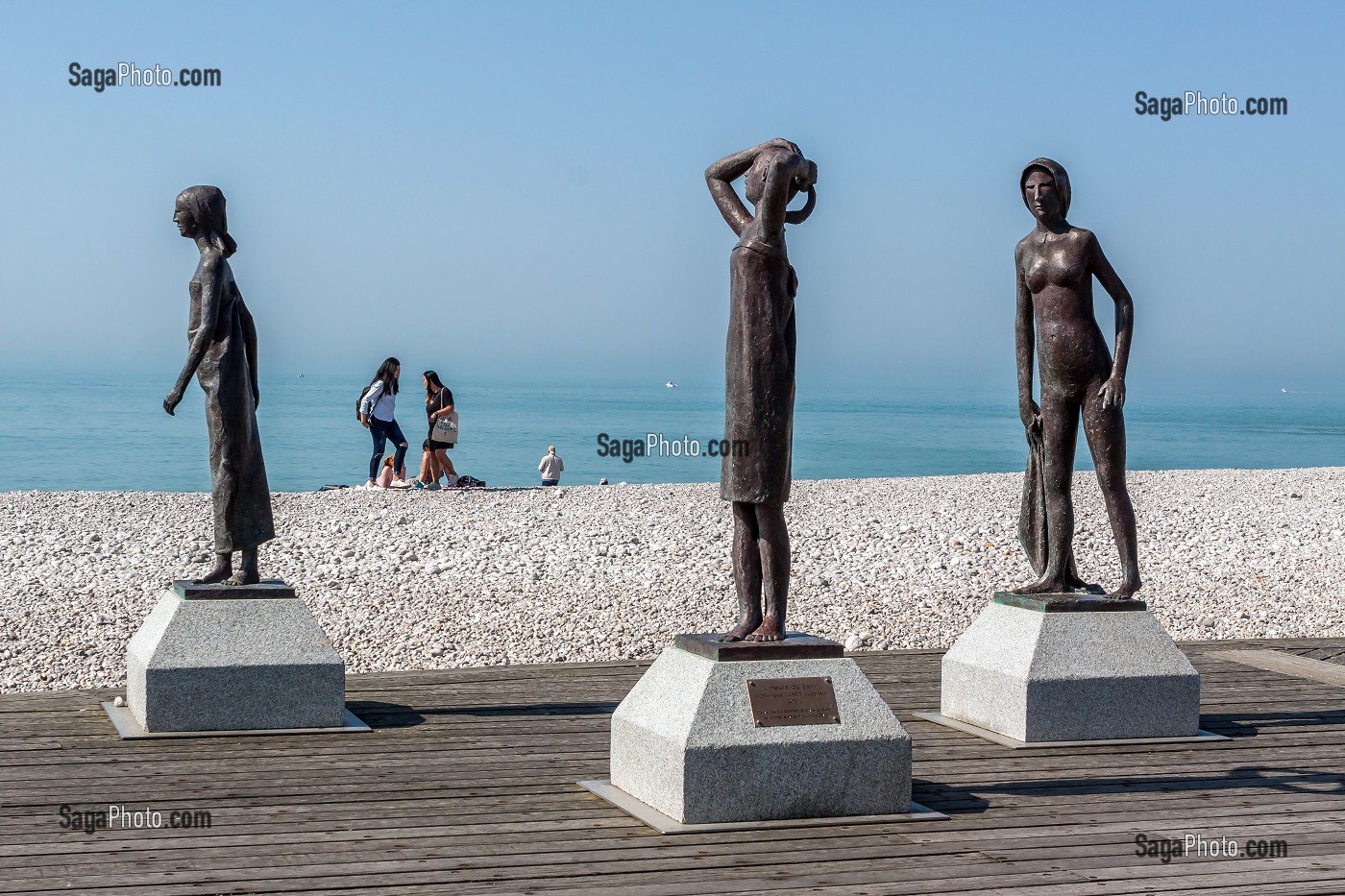 BAIGNEURS ET STATUES SUR LA PLAGE DE FECAMP, FECAMP, SEINE-MARITIME, NORMANDIE, FRANCE 