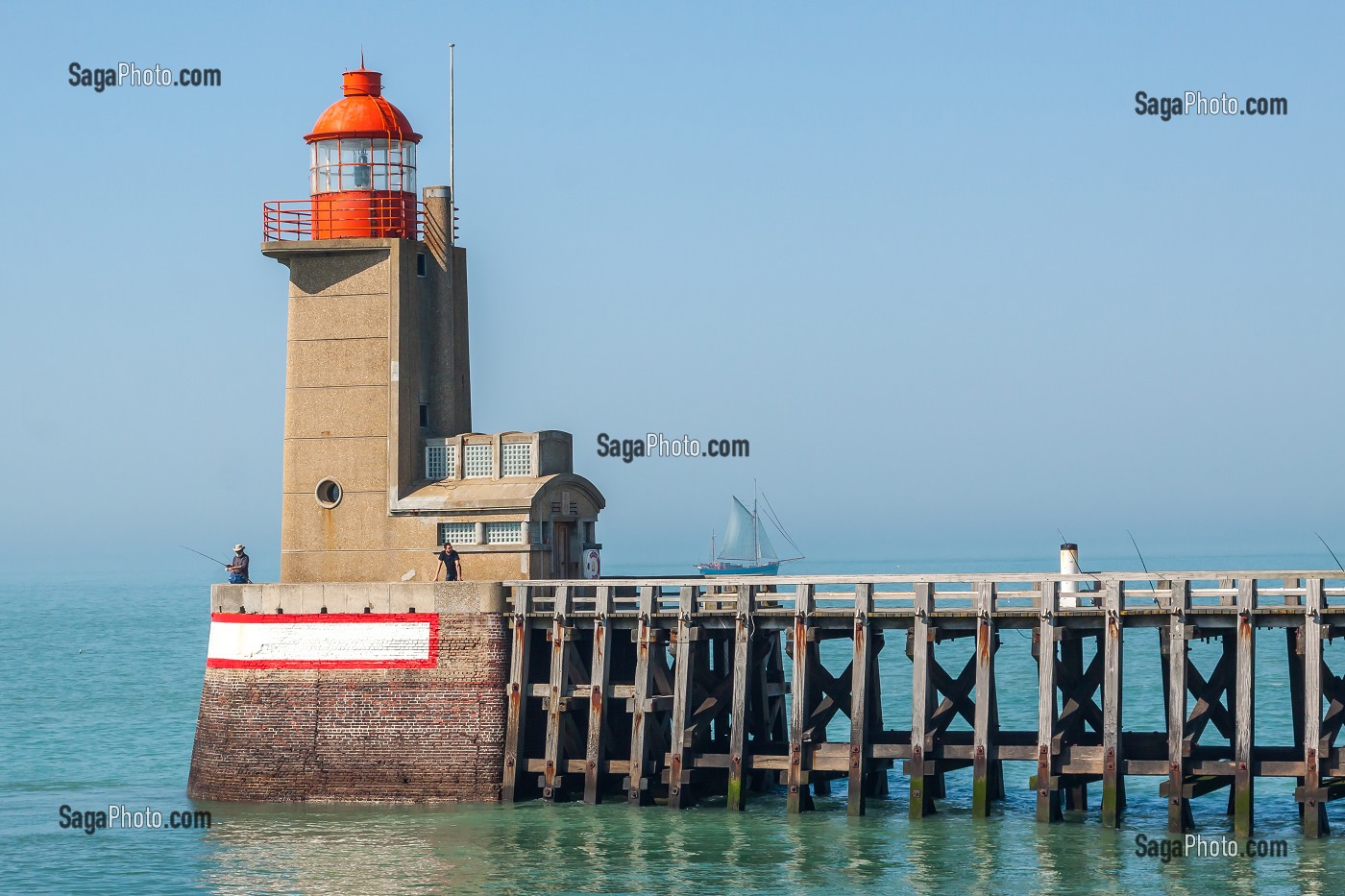 ENTREE DU PORT DE FECAMP AVEC PECHEURS SUR LA JETEE DU PHARE DE FECAMP, FECAMP, SEINE-MARITIME, NORMANDIE, FRANCE 