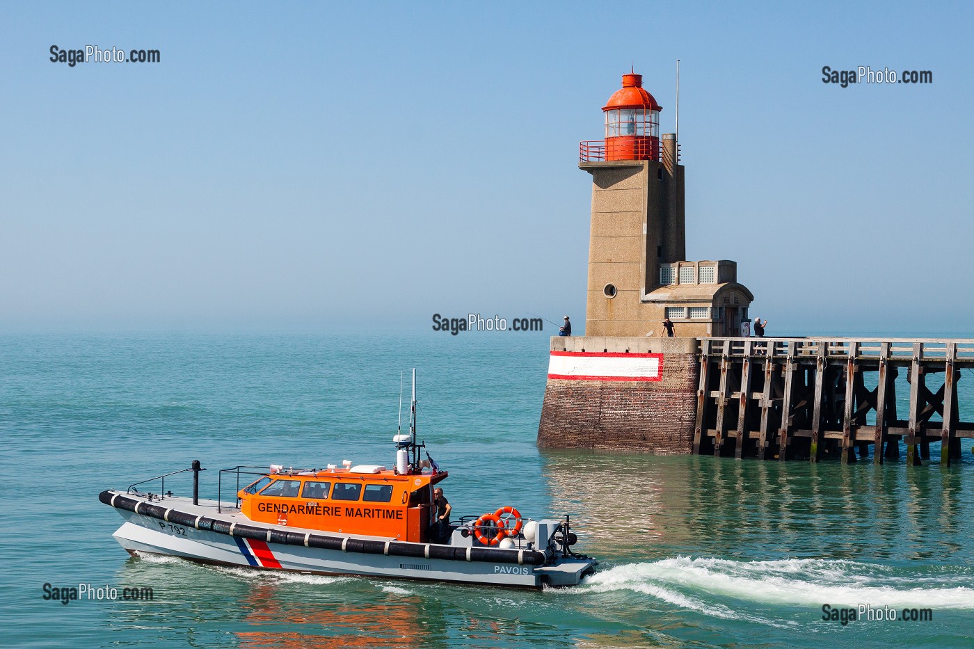 VEDETTE DE LA GENDARMERIE NATIONALE SORTANT DU PORT DE FECAMP AVEC LE PHARE DE FECAMP, FECAMP, SEINE-MARITIME, NORMANDIE, FRANCE 