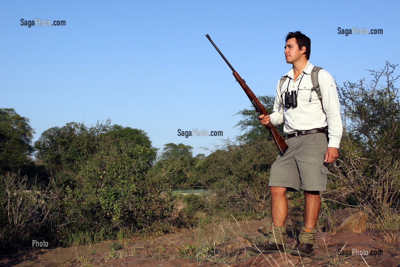 RANGER SUD-AFRICAIN POSANT AVEC SON FUSIL, LODGE SINGITA LEBOMBO, RELAIS ET CHATEAUX, PARC NATIONAL DU KRUGER, AFRIQUE DU SUD 