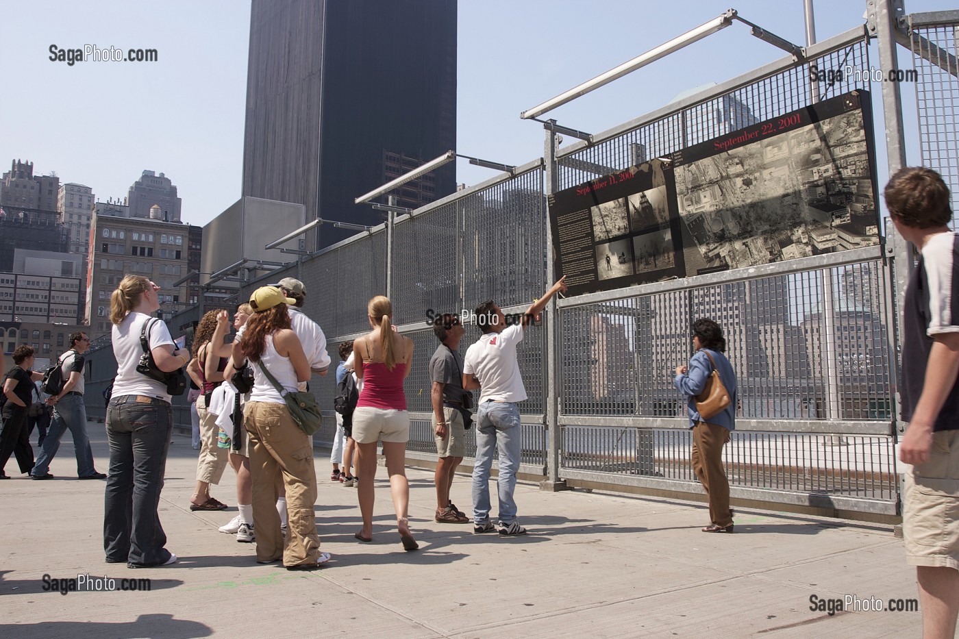 VISITEURS LISANT LES PANNEAUX RAPPELANT LES ATTENTATS DU 11 SEPTEMBRE 2001, GROUND ZERO, WORLD FINANCIAL CENTER, TERRORISME, MEMORIAL, DOWNTOWN, MANHATTAN, NEW YORK, ETATS-UNIS D'AMERIQUE, USA 