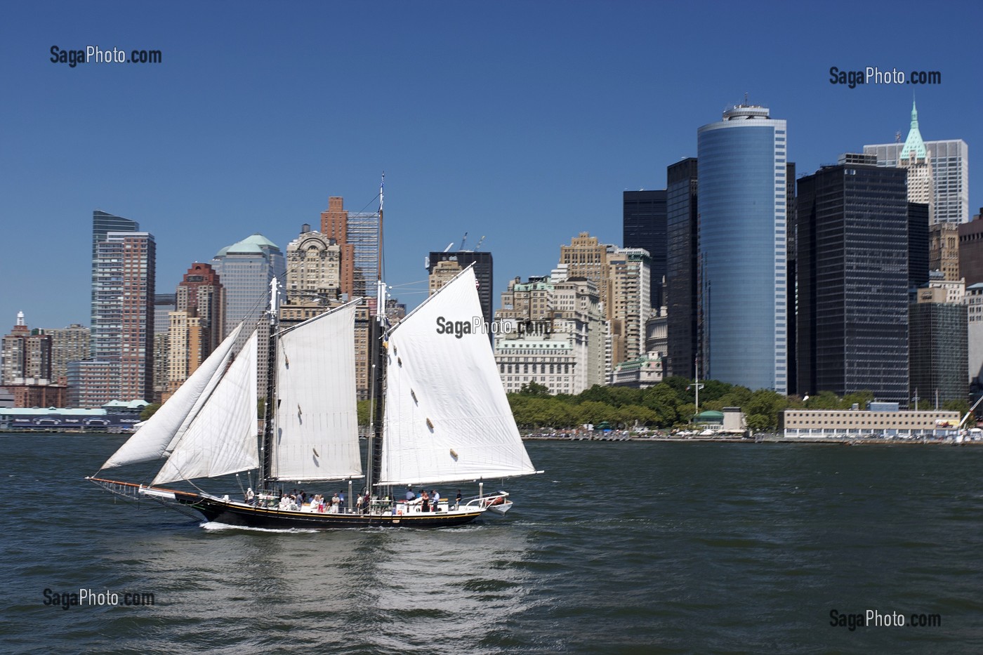 VOILIER CROISANT DANS LE PORT DE NEW YORK AU PIED DES IMMEUBLES DU DOWNTOWN, QUARTIER FINANCIER, FINANCIAL DISTRICT, NEW YORK CITY, ETATS-UNIS D'AMERIQUE, USA 