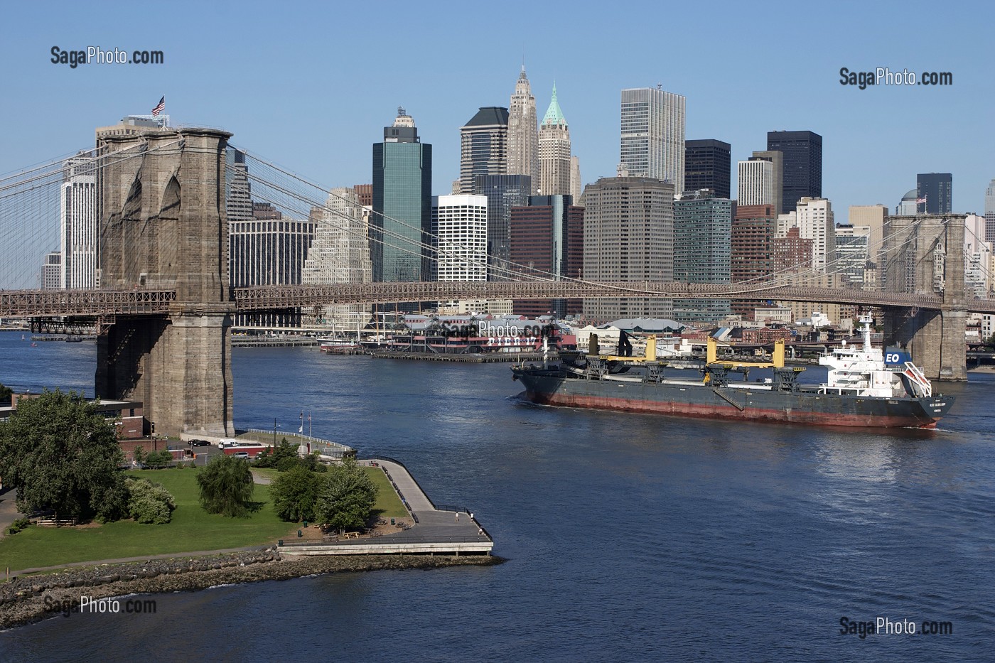 VUE SUR LE PONT DE BROOKLYN ET LE DOWNTOWN, QUARTIER FINANCIER, FINANCIAL DISTRICT, CAPITALISME, BROOKLYN BRIDGE, EAST RIVER, MANHATTAN, NEW YORK CITY, ETATS-UNIS D'AMERIQUE, USA 