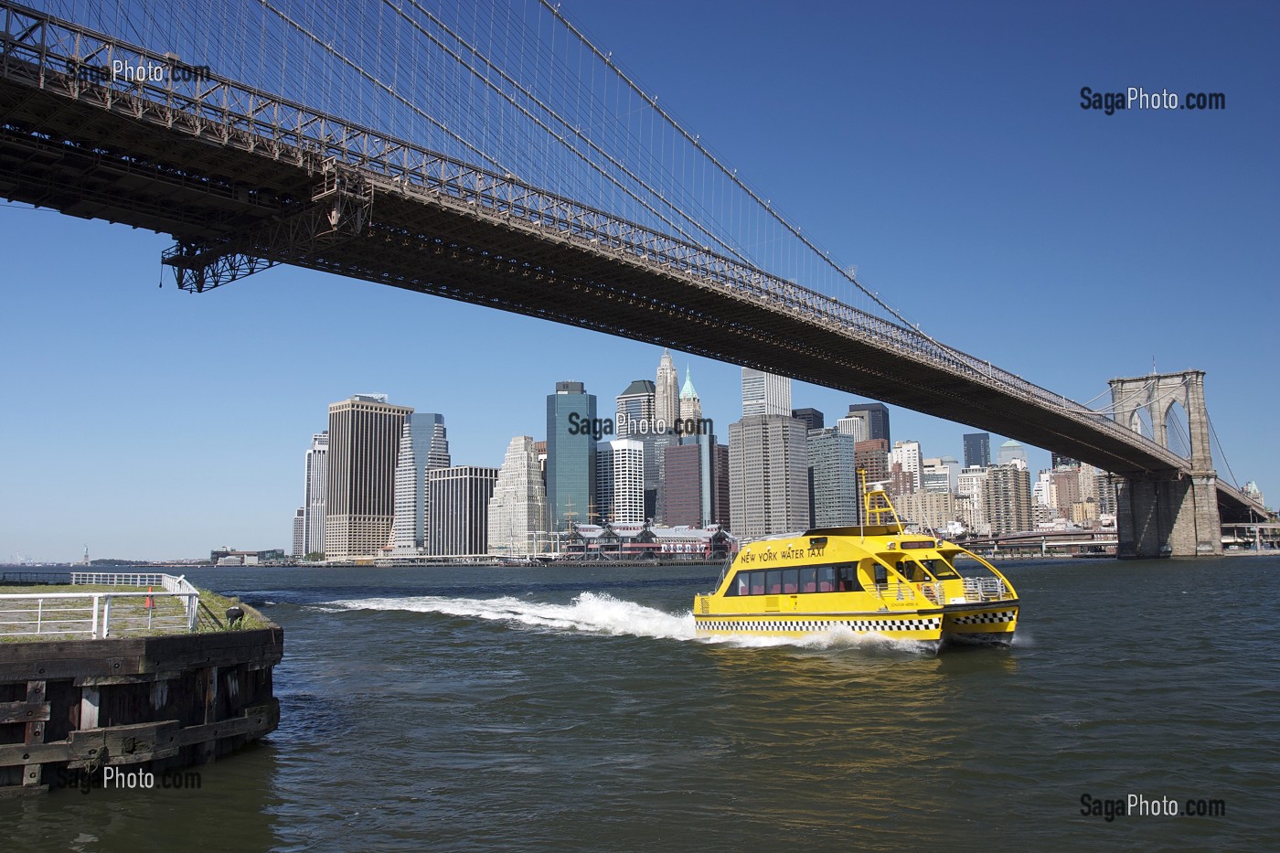 WATER TAXI PASSANT SOUS LE PONT DE BROOKLYN, BROOKLYN BRIDGE, EAST RIVER, MANHATTAN, NEW YORK CITY, ETATS-UNIS D'AMERIQUE, USA 