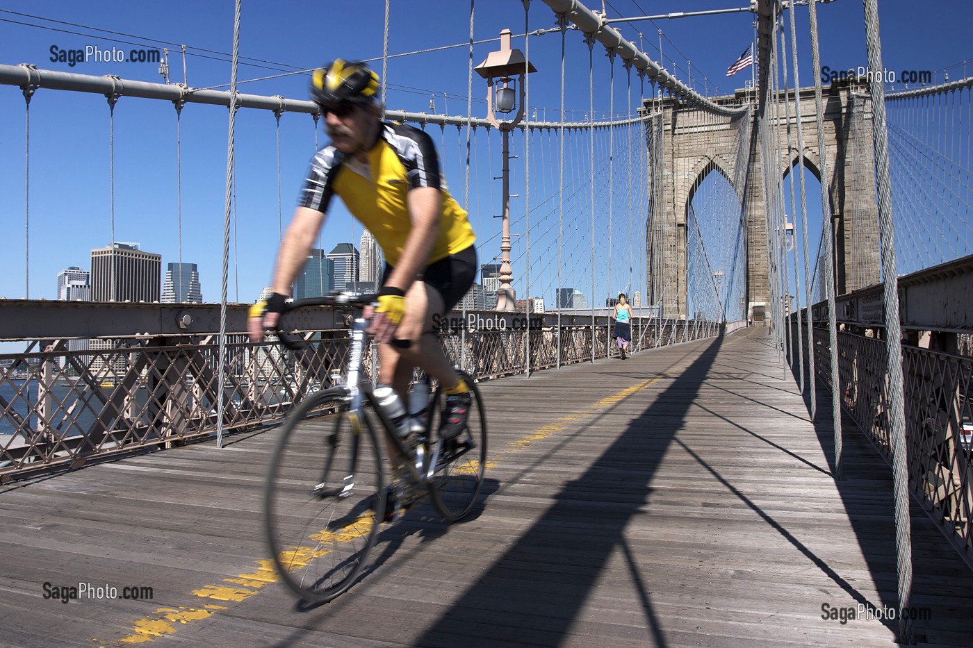 CYCLISTE TRAVERSANT LE PONT DE BROOKLYN, BROOKLYN BRIDGE, VELO, CYCLISME, LOISIRS, EAST RIVER, MANHATTAN, NEW YORK CITY, ETATS-UNIS D'AMERIQUE, USA 