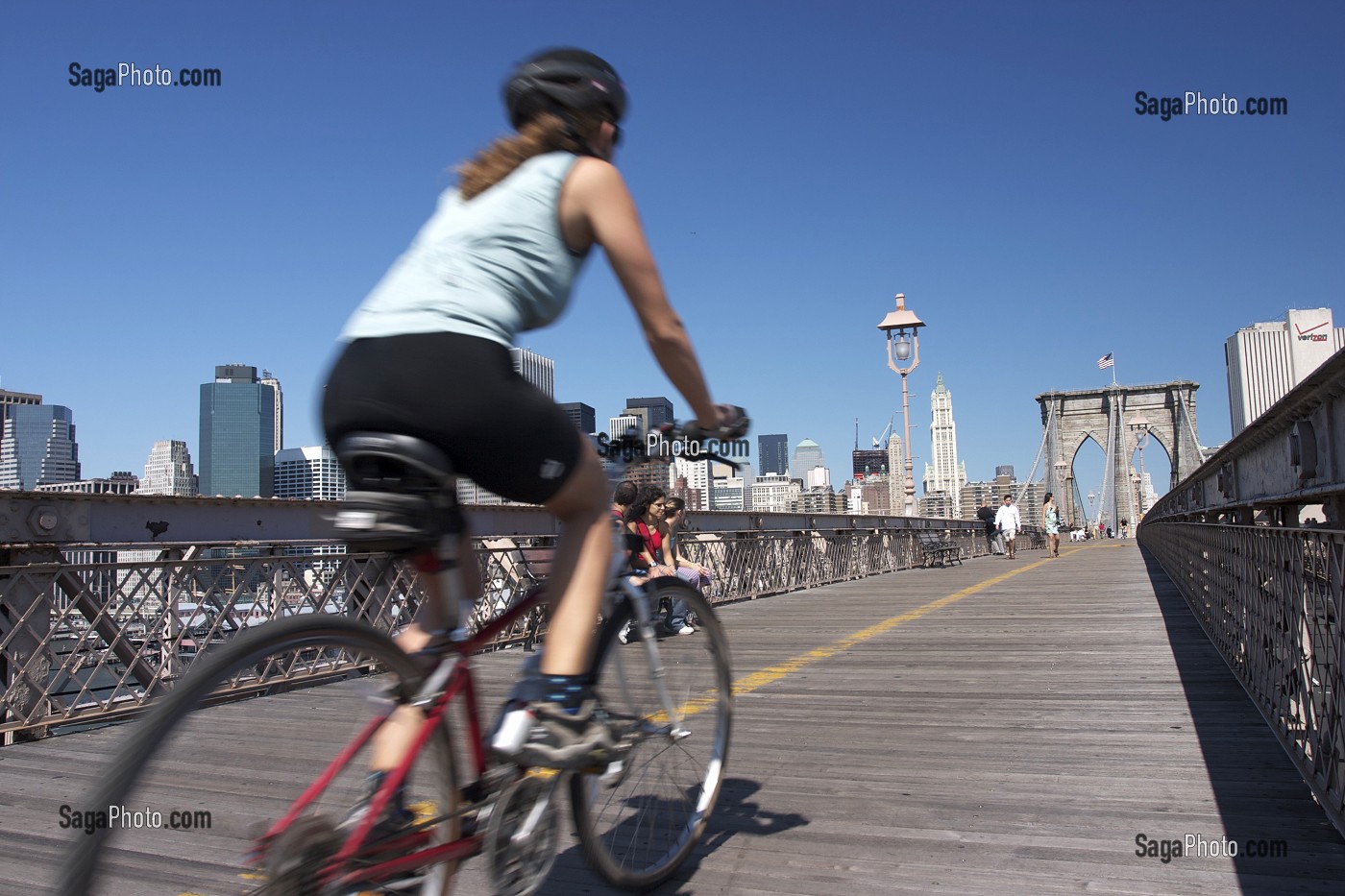 CYCLISTE TRAVERSANT LE PONT DE BROOKLYN, BROOKLYN BRIDGE, EAST RIVER, VELO, CYCLISME, LOISIRS, MANHATTAN, NEW YORK CITY, ETATS-UNIS D'AMERIQUE, USA 