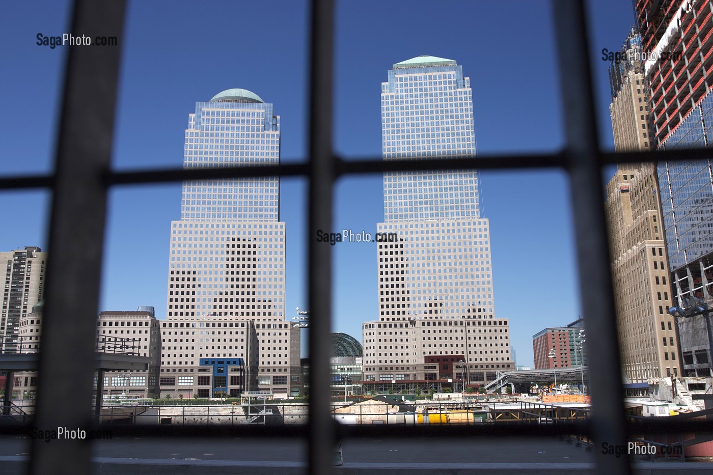 VUE SUR LE WORLD FINANCIAL CENTER A TRAVERS LES GRILLES PROTEGEANT LE SITE DE GROUND ZERO, WORLD TRADE CENTER, ATTENTATS DU 11 SEPTEMBRE 2001, DOWNTOWN, MANHATTAN, NEW YORK, ETATS-UNIS D'AMERIQUE, USA 