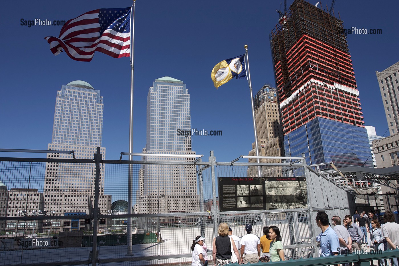 VISITEURS DEVANT LE SITE DE GROUND ZERO, ATTENTATS DU 11 SEPTEMBRE 2001, WORLD TRADE CENTER, DOWNTOWN, MANHATTAN, NEW YORK, ETATS-UNIS D'AMERIQUE, USA 
