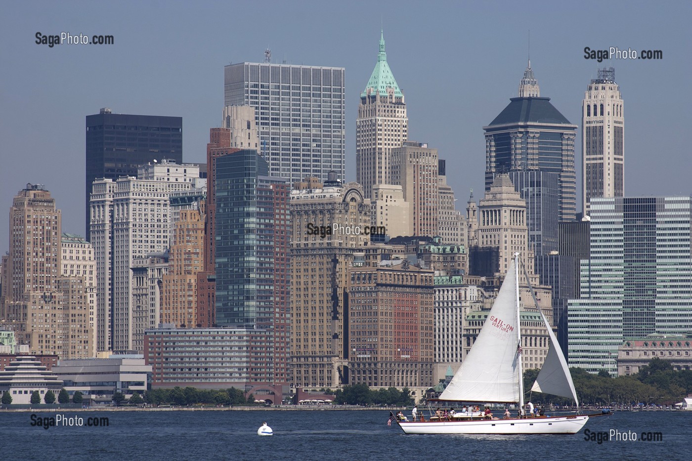 VOILIER CROISANT DANS LE PORT DE NEW YORK AU PIED DES IMMEUBLES DU DOWNTOWN, QUARTIER FINANCIER, FINANCIAL DISTRICT, NEW YORK CITY, ETATS-UNIS D'AMERIQUE, USA 