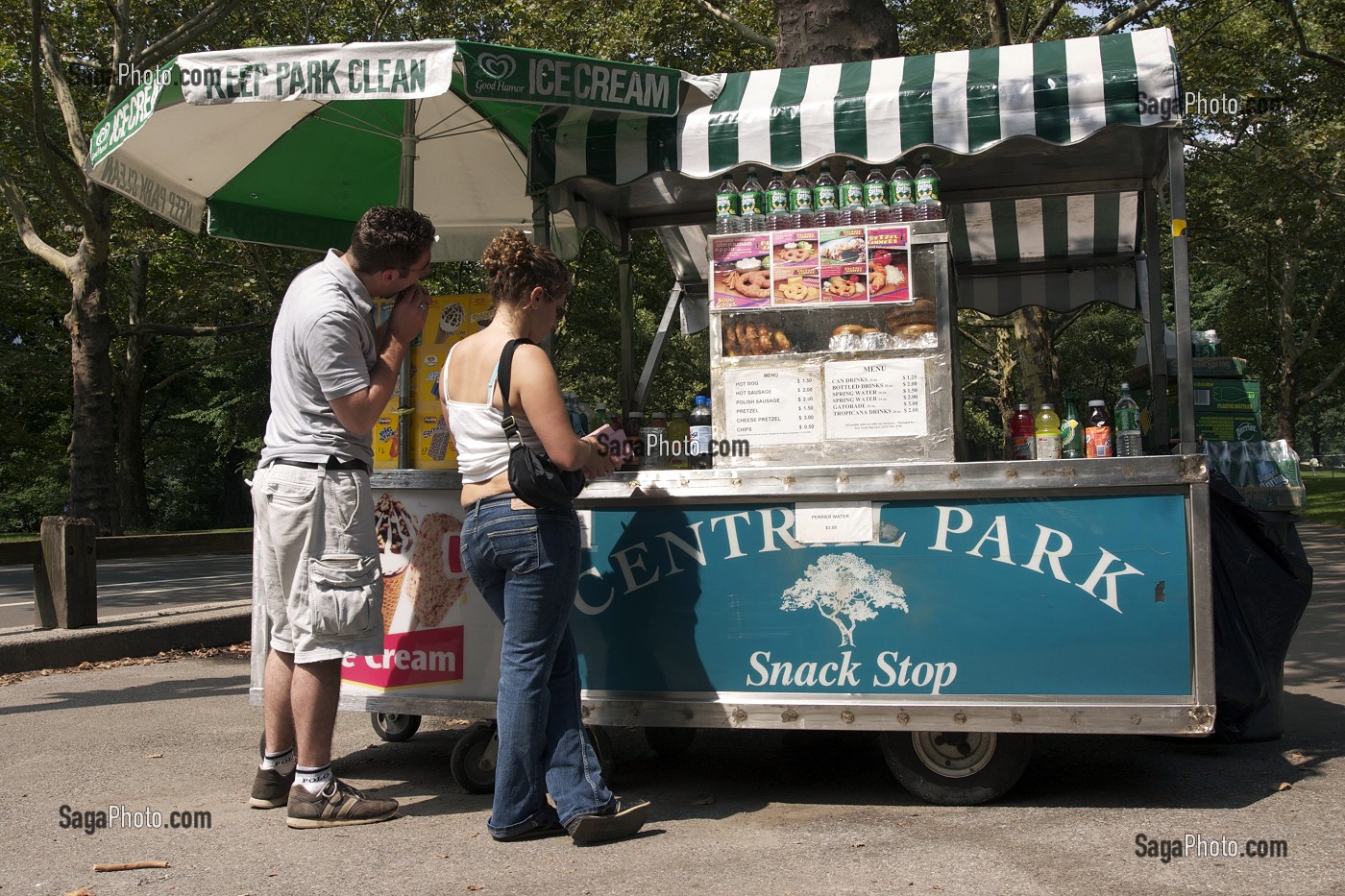 COUPLE ACHETANT BOISSONS ET SANDWICHS DANS UNE GUINGUETTE DE CENTRAL PARK, REPAS RAPIDE, GRIGNOTAGE, MANHATTAN, NEW YORK CITY, ETATS-UNIS D'AMERIQUE, USA 