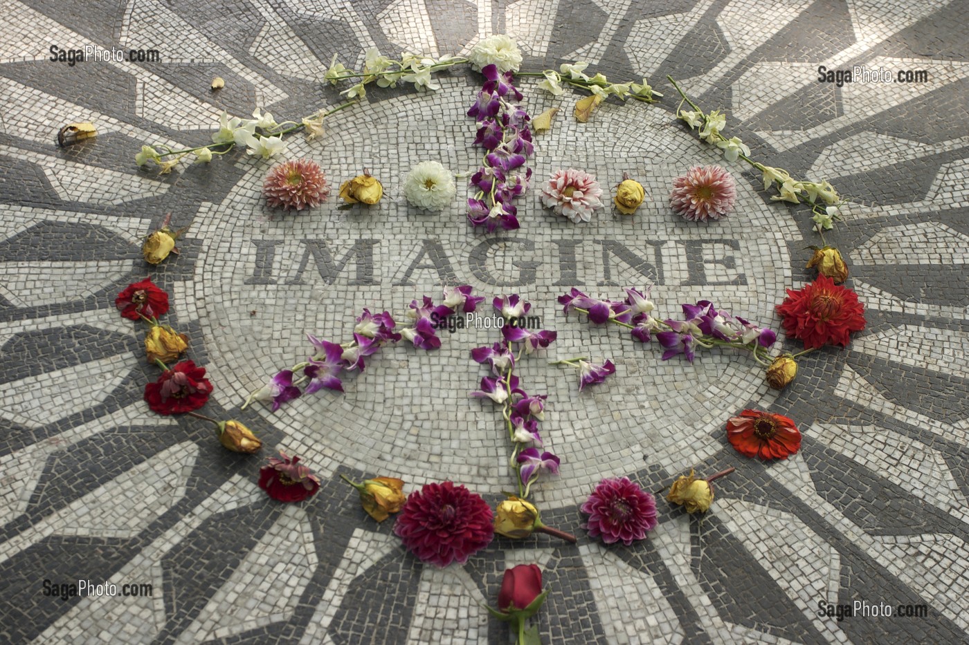 STRAWBERRY FIELDS, LOGO PEACE AND LOVE REALISE A PARTIR DE FLEURS SUR LA PLAQUE COMMEMORATIVE DEDIEE A LA MEMOIRE DE JOHN LENNON, CENTRAL PARK, MANHATTAN, NEW YORK, ETATS-UNIS D'AMERIQUE, USA 
