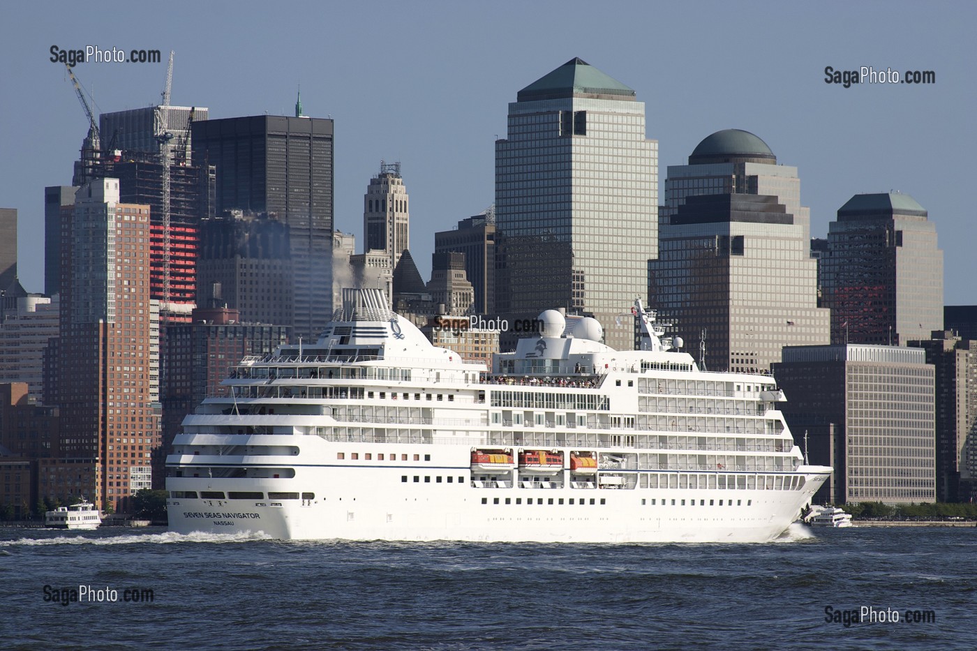 BATEAU DE CROISIERE DE LA COMPAGNIE REGENT SEVEN SEAS CRUISES SORTANT DU PORT DE NEW YORK EN PASSANT DEVANT LE WORLD FINANCIAL CENTER, REGENT SEVENS SEAS MARINER, DOWNTOWN, HUDSON RIVER, MANHATTAN, NEW YORK CITY, ETATS-UNIS D'AMERIQUE, USA 