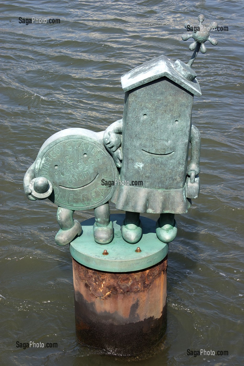 SCULPTURE REPRESENTANT LE MARIAGE DE L'IMMOBILIER ET DE L'ARGENT REALISEE PAR TOM OTTERNESS, MARIAGE OF REAL ESTATE AND MONEY, IMMOBILIER, EAST RIVER, MANHATTAN, NEW YORK CITY, ETATS-UNIS D'AMERIQUE, USA 