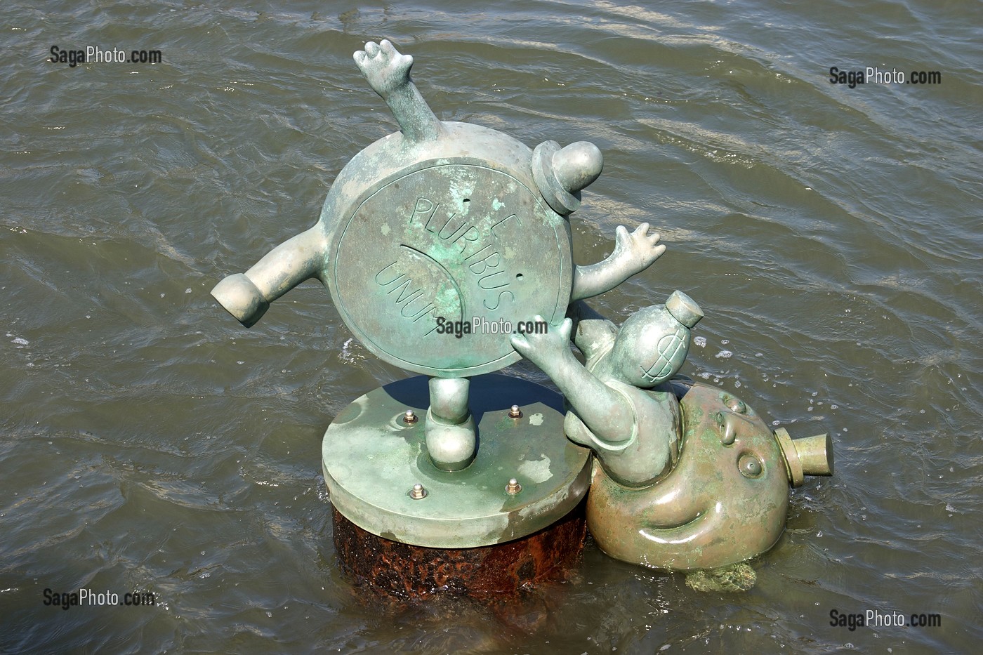 SCULPTURE REPRESENTANT LE MARIAGE DE L'IMMOBILIER ET DE L'ARGENT REALISEE PAR TOM OTTERNESS, MARIAGE OF REAL ESTATE AND MONEY, IMMOBILIER, EAST RIVER, MANHATTAN, NEW YORK CITY, ETATS-UNIS D'AMERIQUE, USA 