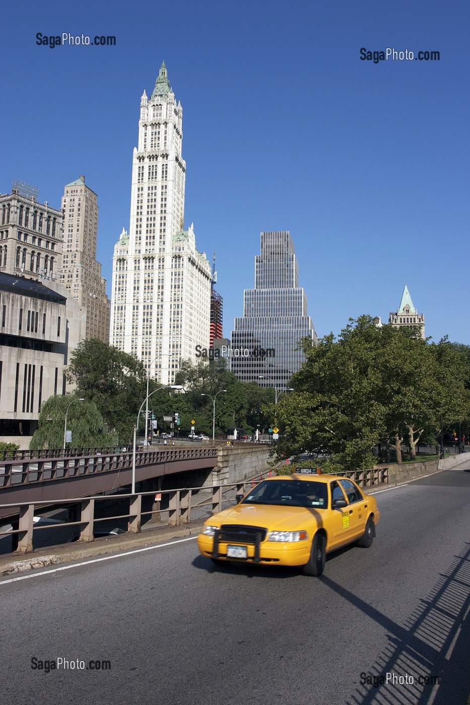 TAXI S'ENGAGEANT SUR LE PONT DE BROOKLYN SOUS L'OEIL DU WOOLWORTH BUILDING, BROOKLYN BRIDGE, MANHATTAN, NEW YORK CITY, ETATS-UNIS D'AMERIQUE, USA 