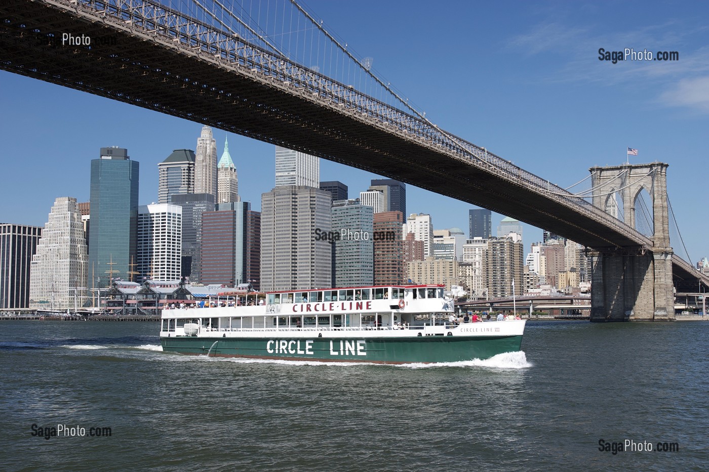 BATEAU DE LA COMPAGNIE CIRCLE LINE PASSANT SOUS LE PONT DE BROOKLYN, BROOKLYN BRIDGE, EAST RIVER, MANHATTAN, NEW YORK CITY, ETATS-UNIS D'AMERIQUE, USA 