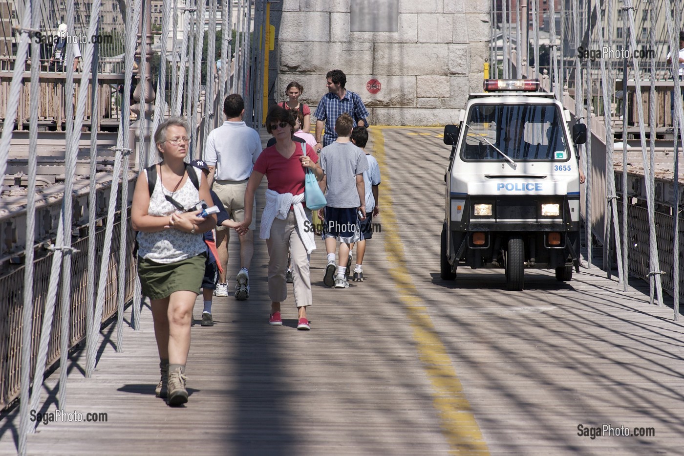 VOITURETTE DE POLICE PATROUILLANT SUR LE PONT DE BROOKLYN, NYPD, SECURITE, PREVENTION, LUTTE CONTRE TERRORISME, PONT DE BROOKLYN, BROOKLYN BRIDGE, JOGGERS, NEW YORK CITY, ETATS-UNIS D'AMERIQUE, USA 