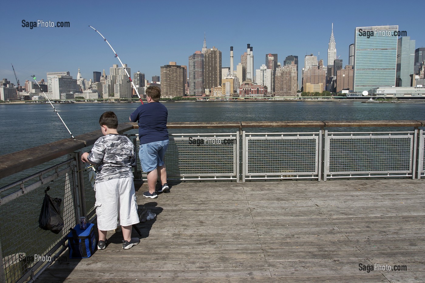 PERE ET SON FILS PECHANT DANS L'EAST RIVER DEPUIS UN PONTON DU QUEENS, PECHE, LOISIRS, NEW YORK, ETATS-UNIS D'AMERIQUE, USA 