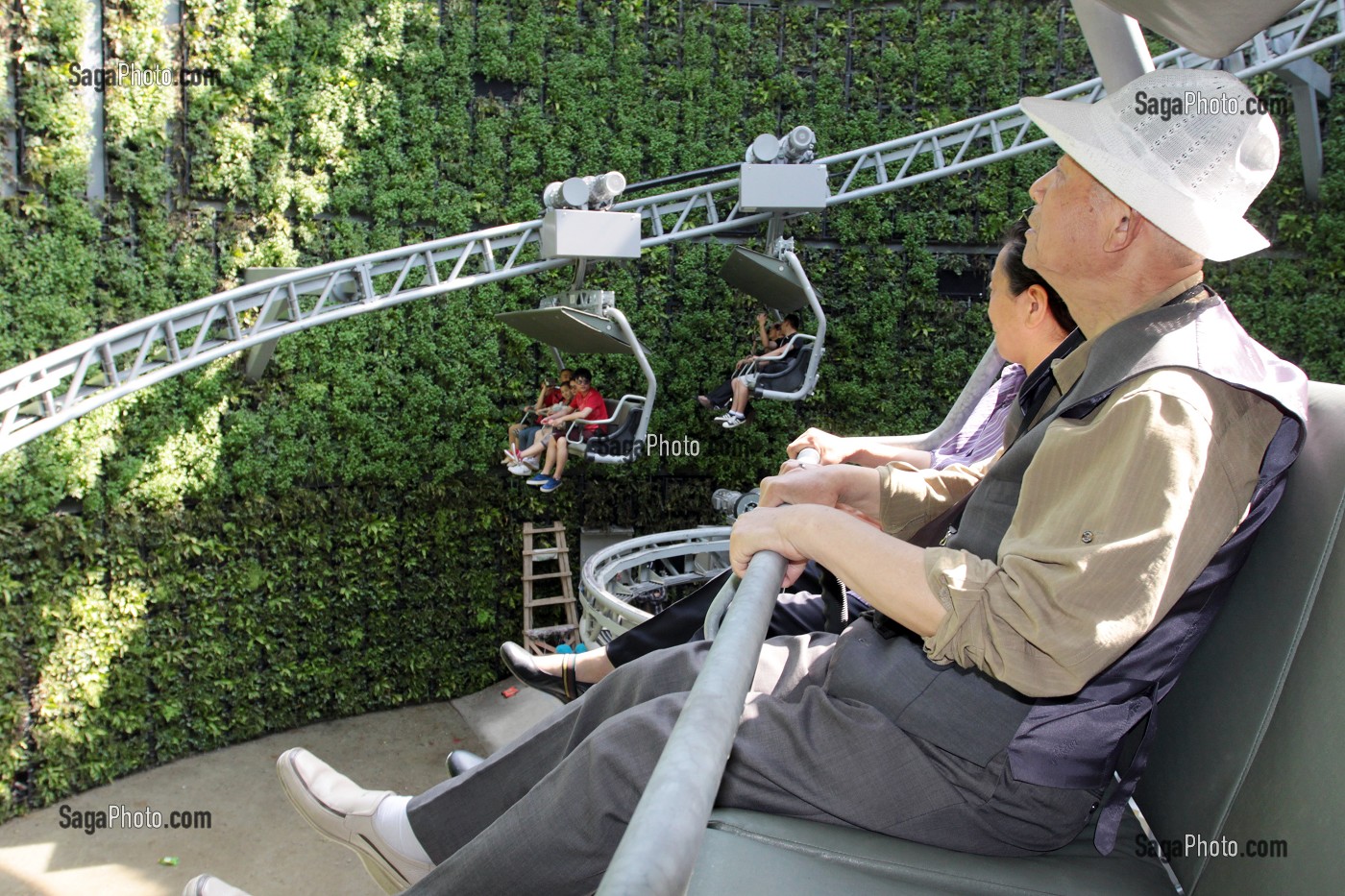 VISITEURS CHINOIS A BORD DU TELEPHERIQUE INSTALLE DANS LE PAVILLON DE LA SUISSE LORS DE L'EXPOSITION UNIVERSELLE DE SHANGHAI DE 2010, SHANGHAI WORLD EXPO, SHANGHAI, REPUBLIQUE POPULAIRE DE CHINE 