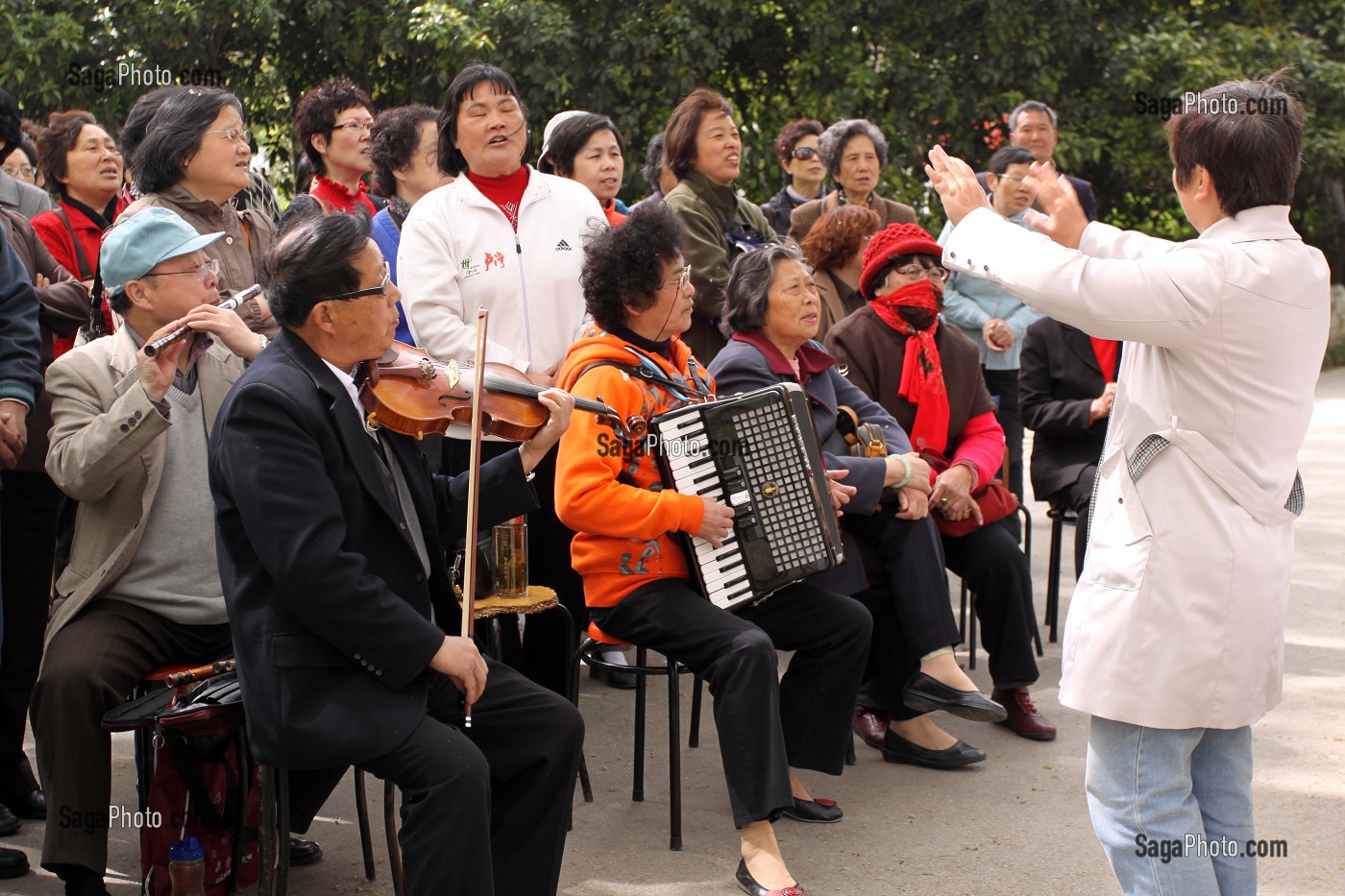 CHORALE EN PLEINE REPETITION DANS LE PARC FUXING, ANCIENNE CONCESSION FRANCAISE, QUARTIER DE PUXI, SHANGHAI, REPUBLIQUE POPULAIRE DE CHINE 