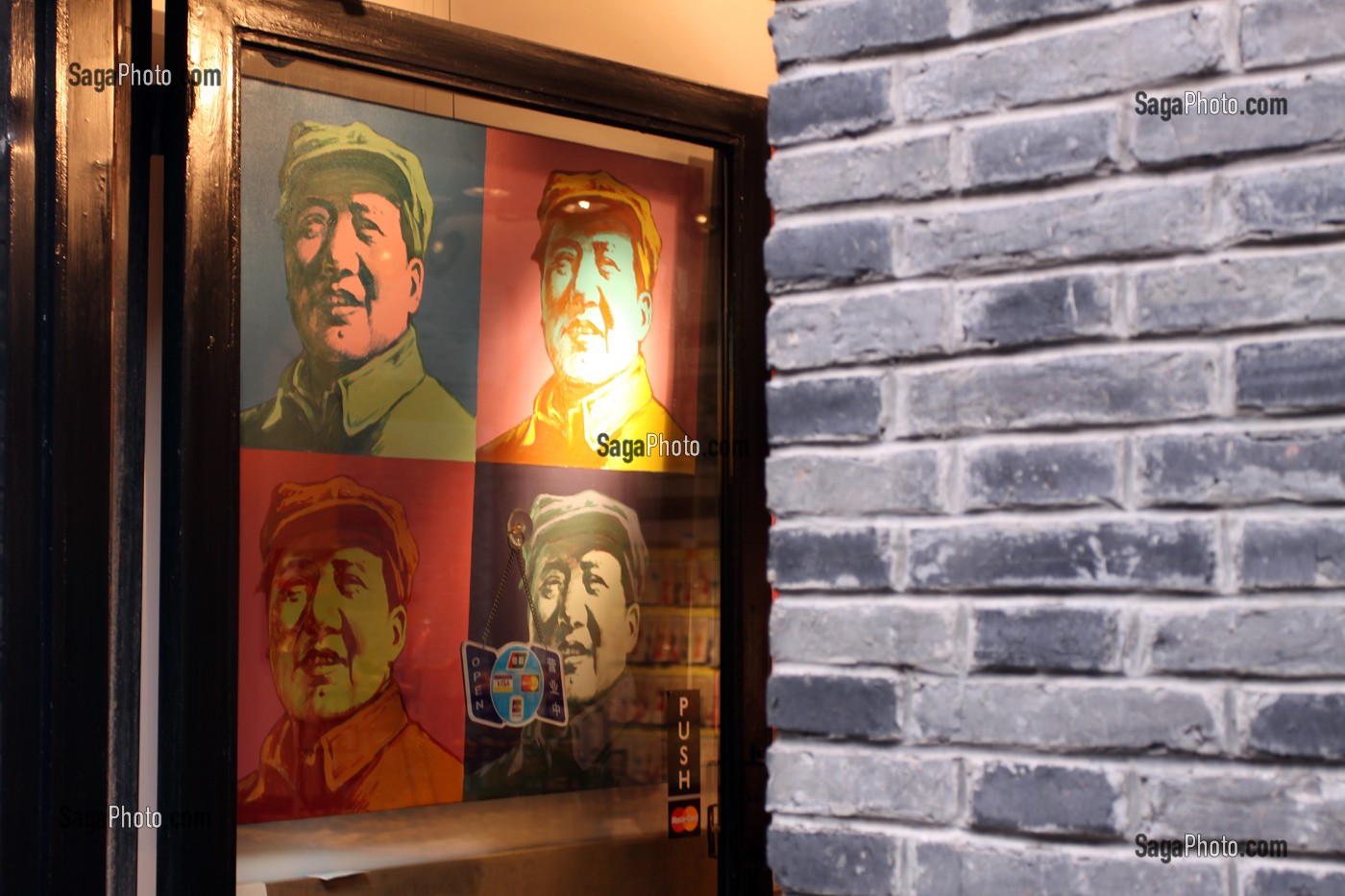 OEUVRE D'ART MODERNE DECLINANT DES PORTRAITS DE MAO DANS UNE GALERIE D'ART DU QUARTIER DE XINTIANDI, SHANGHAI, REPUBLIQUE POPULAIRE DE CHINE 