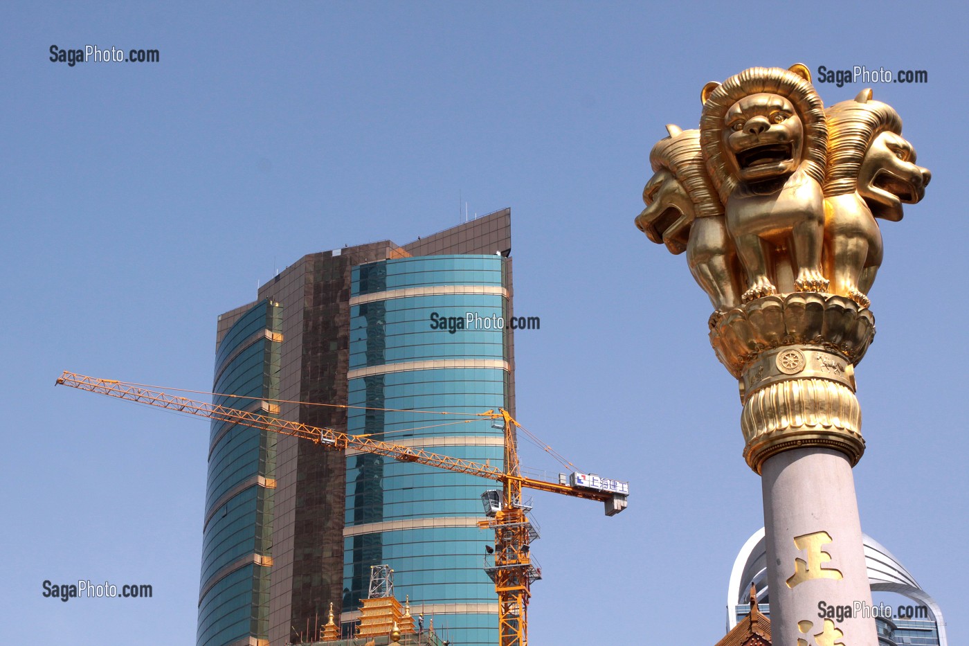 VUE SUR UNE COLONNE DU JING'AN TEMPLE ET UN IMMEUBLE MODERNE EN CONSTRUCTION, QUARTIER DE PUXI, SHANGHAI, REPUBLIQUE POPULAIRE DE CHINE 