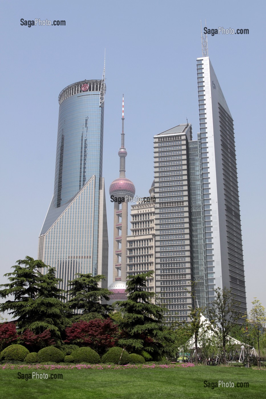 BUILDINGS DANS LE QUARTIER DES AFFAIRES DE PUDONG, AU CENTRE L'ORIENTAL PEARL TOWER, QUARTIER DE PUDONG, SHANGHAI, REPUBLIQUE POPULAIRE DE CHINE 