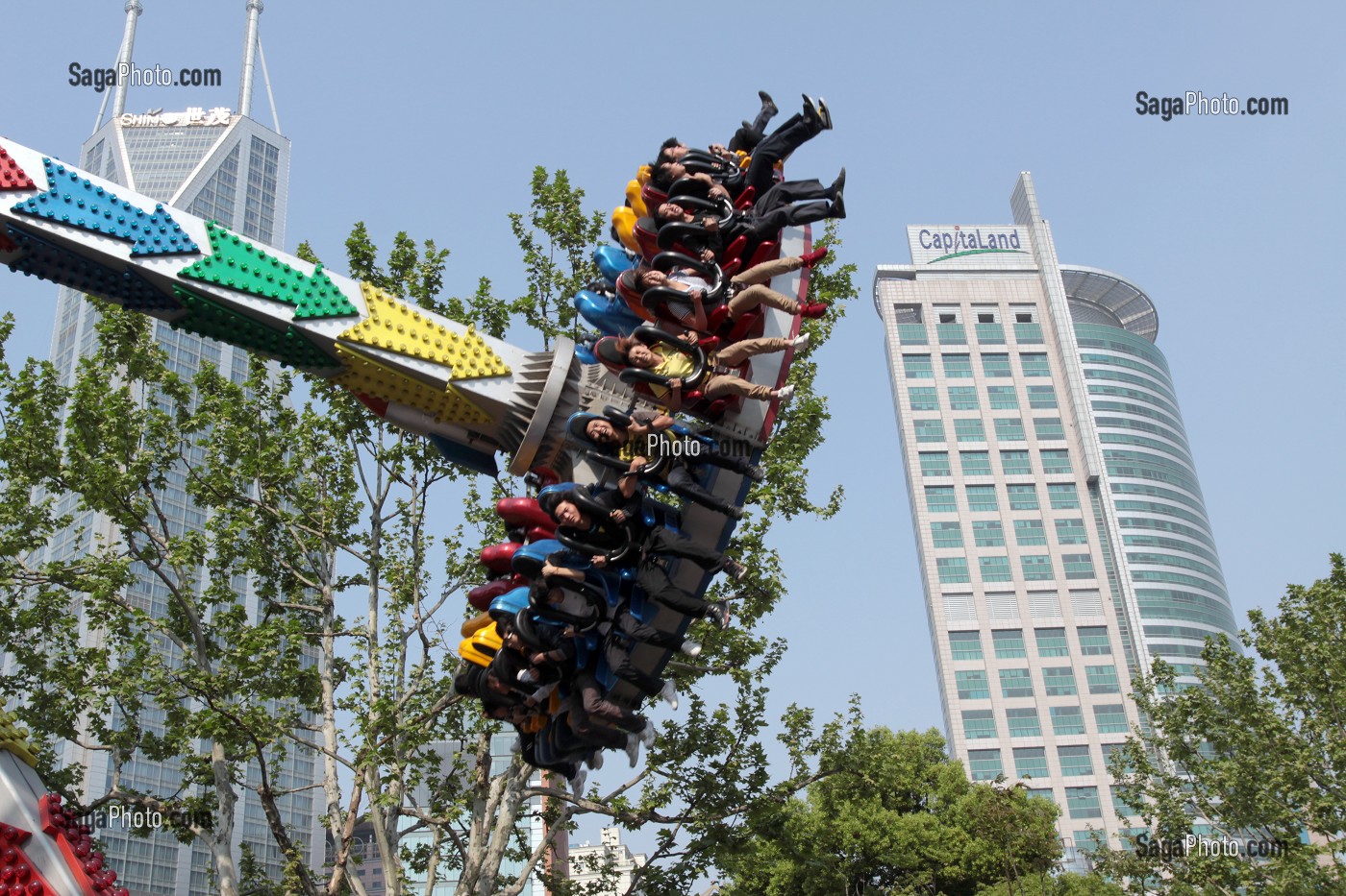 CARROUSEL DANS LE PARC RENMIN SUR FOND D'IMMEUBLES DE BUREAU, PEOPLE'S SQUARE, QUARTIER DE PUXI, SHANGHAI, REPUBLIQUE POPULAIRE DE CHINE 